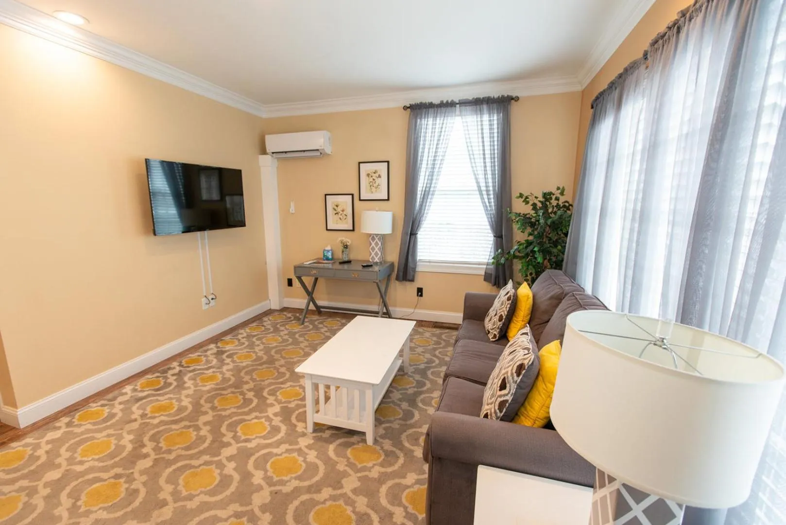 Living room in Howard's Creek Inn