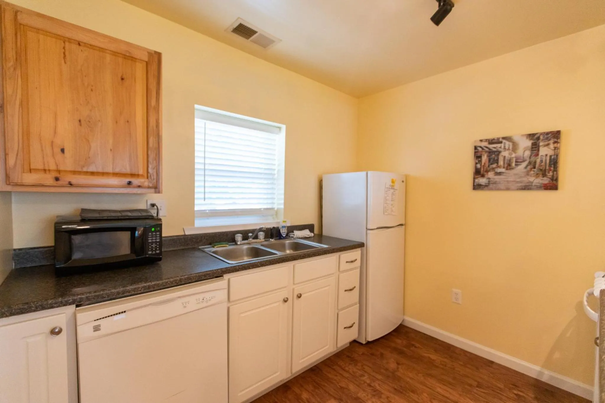 Kitchen or kitchenette in Howard's Creek Inn