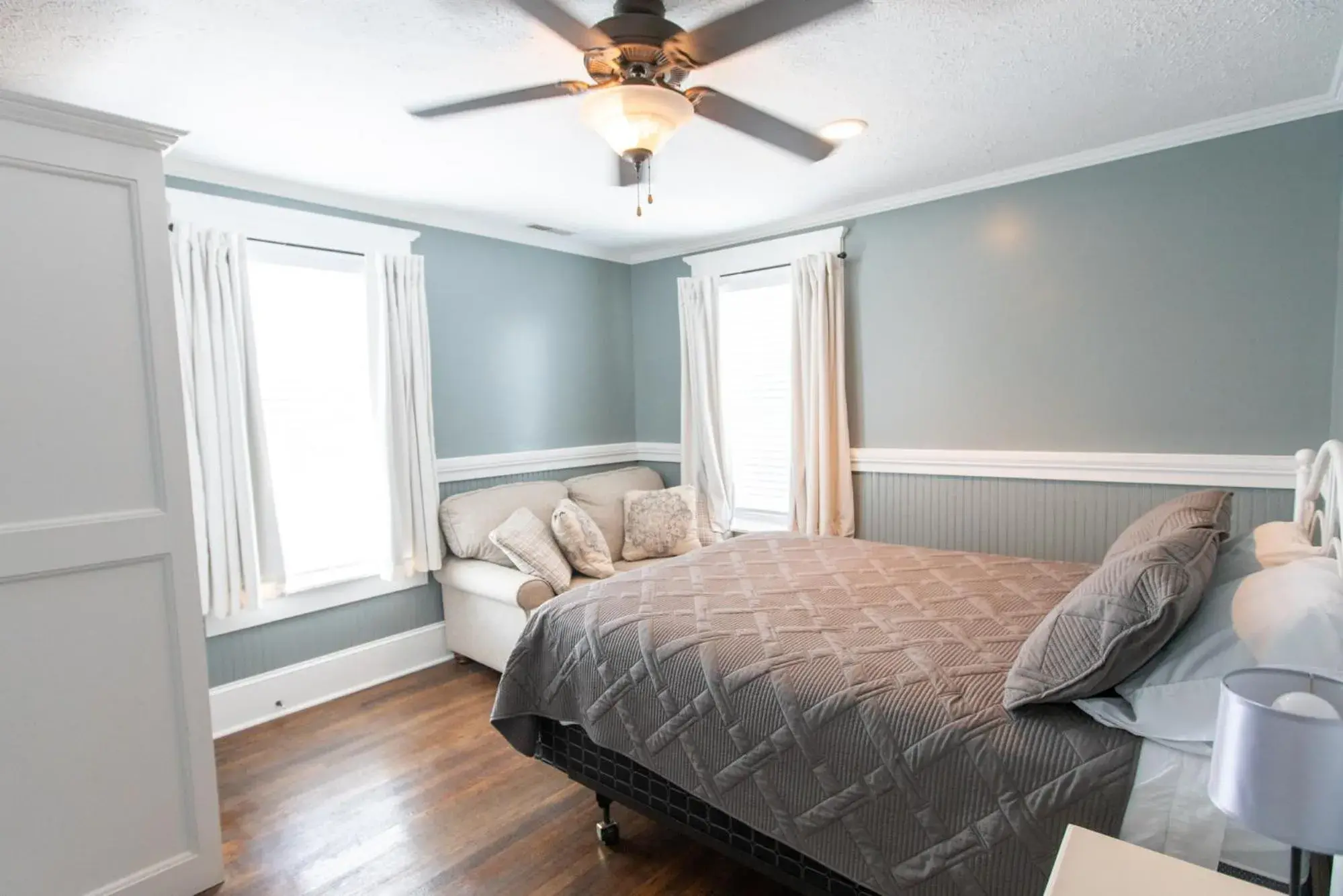 Bed in Howard's Creek Inn Bed in Howard's Creek Inn