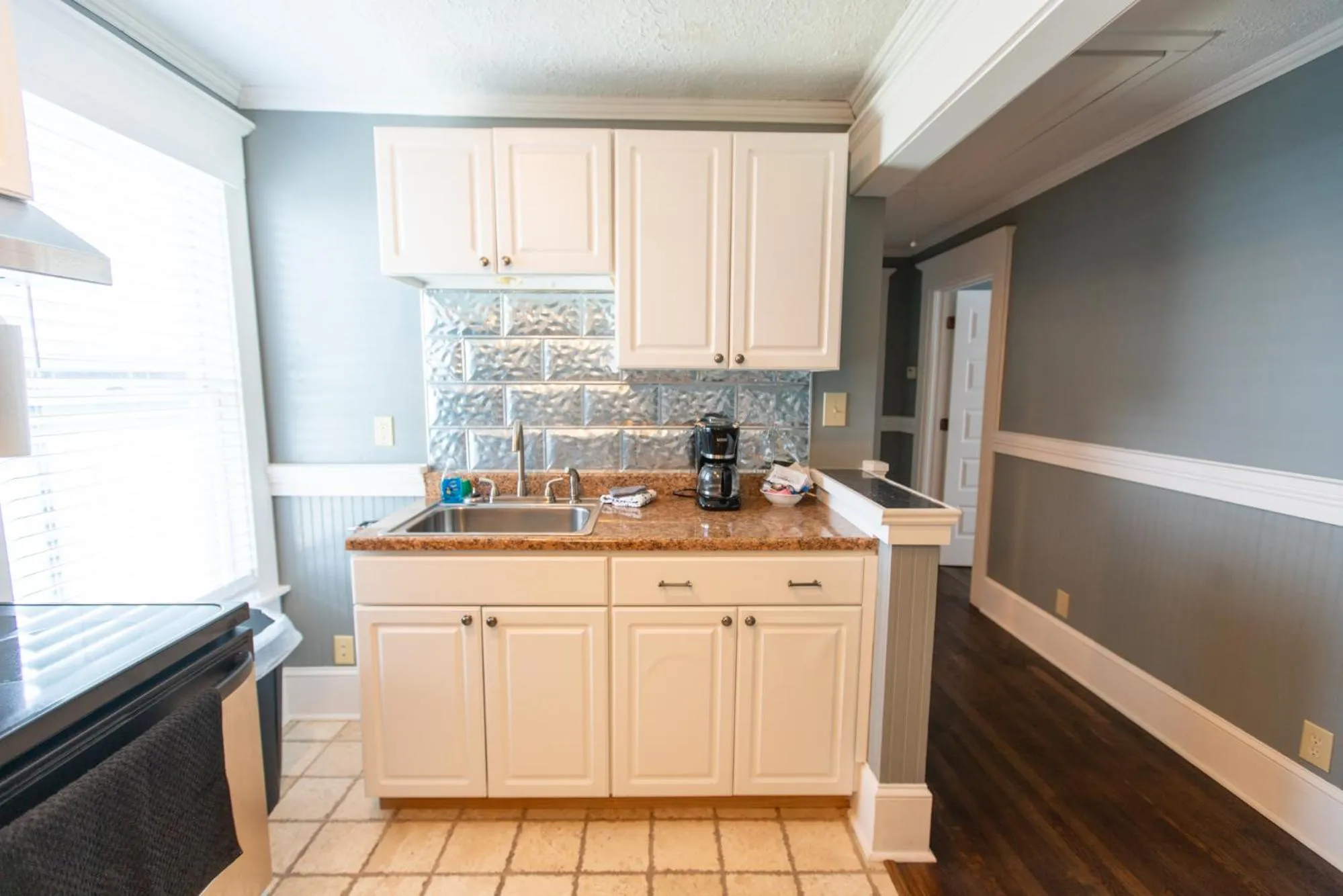 Kitchen or kitchenette in Howard's Creek Inn