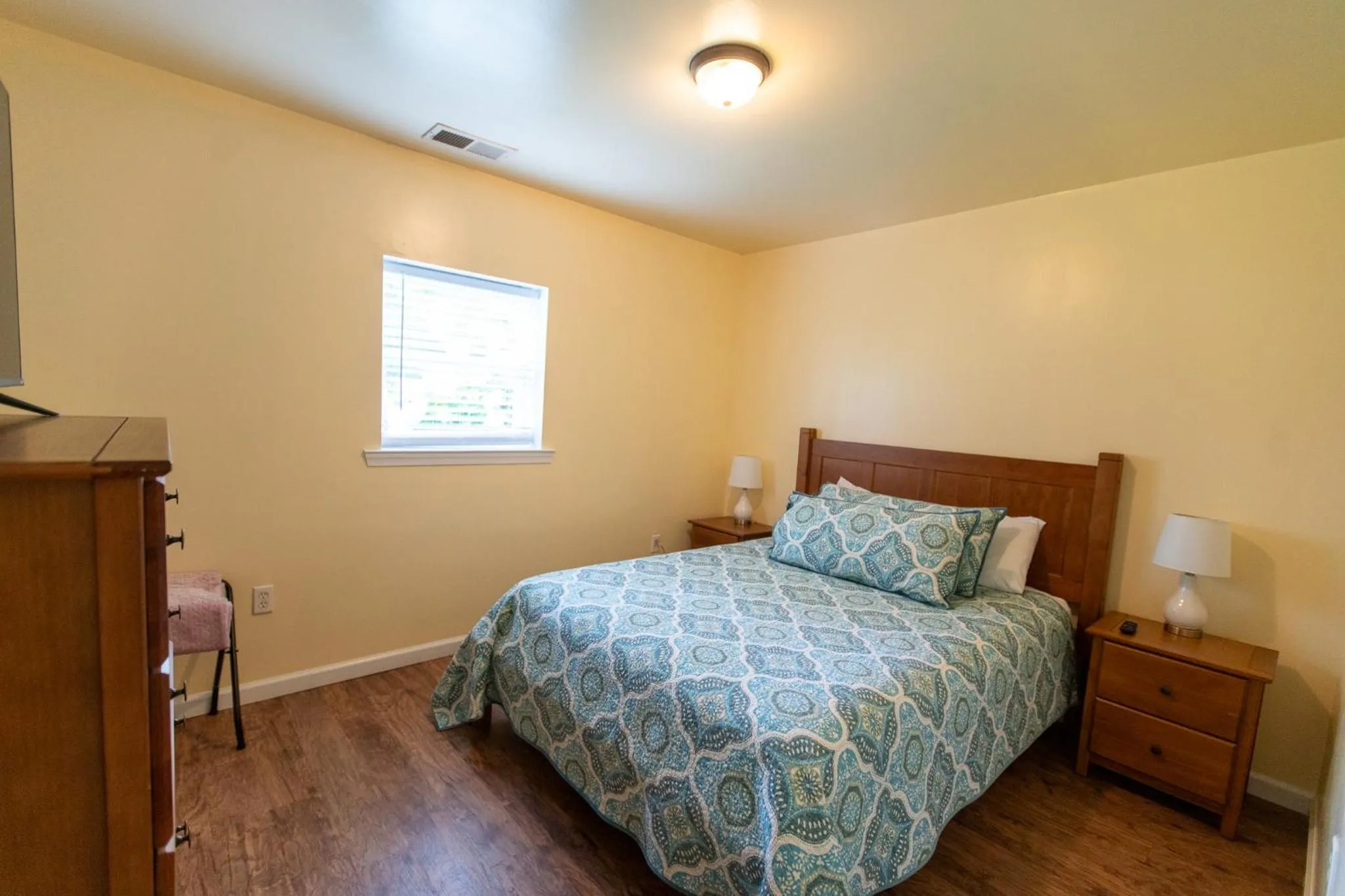 Bed in Howard's Creek Inn