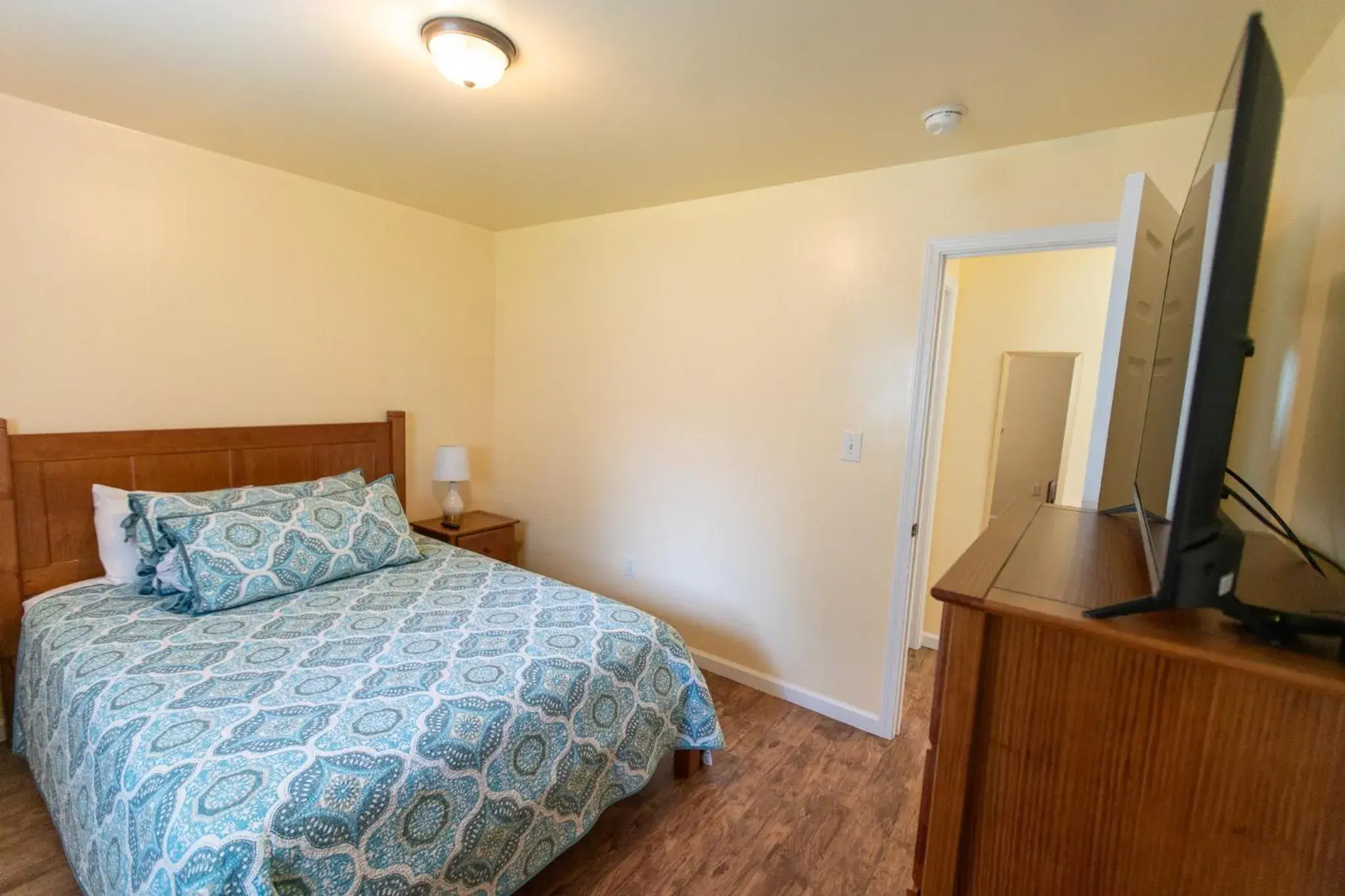 Bed in Howard's Creek Inn Bed in Howard's Creek Inn