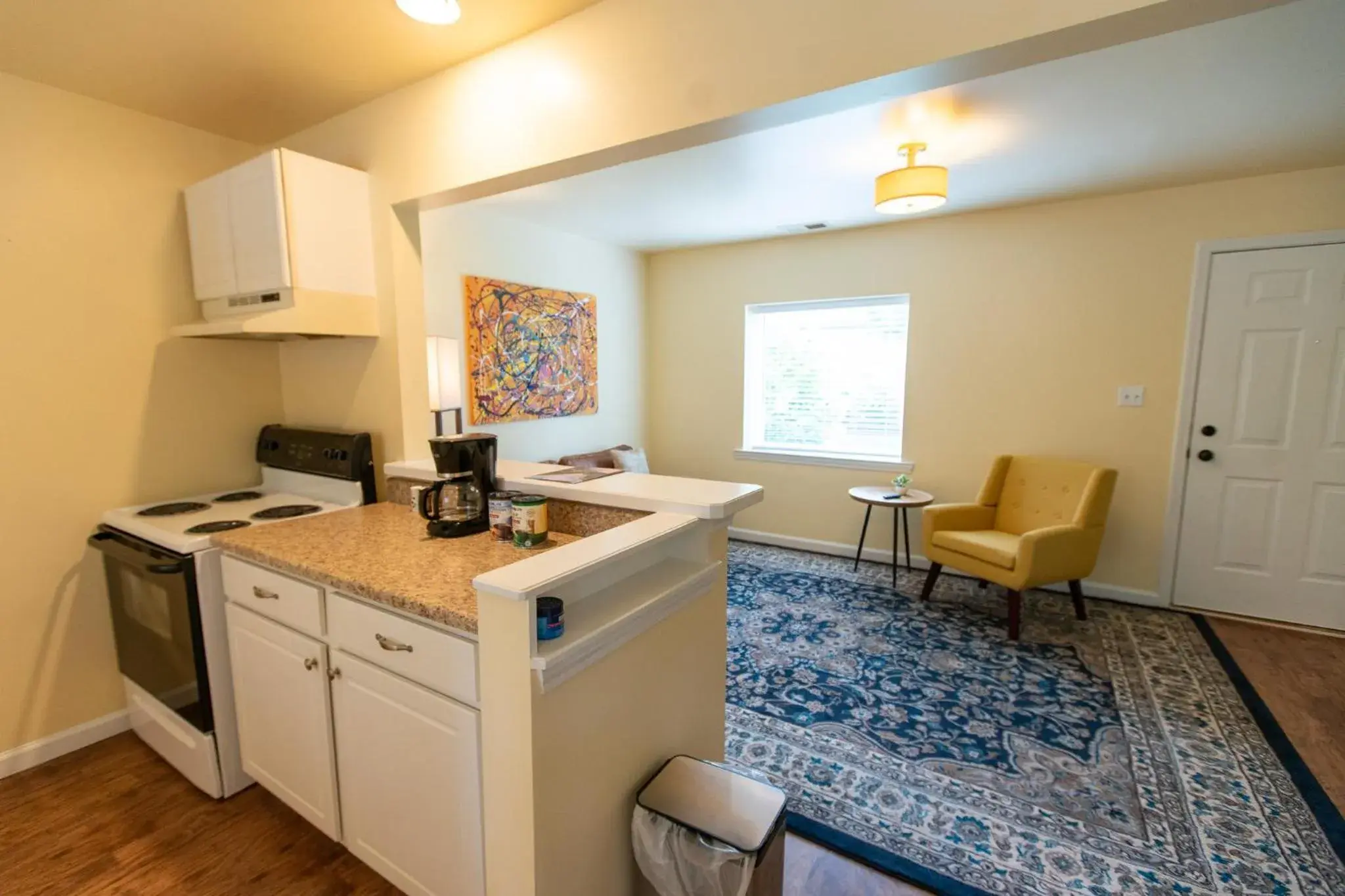 TV and multimedia, Bed in Howard's Creek Inn TV and multimedia, Bed in Howard's Creek Inn