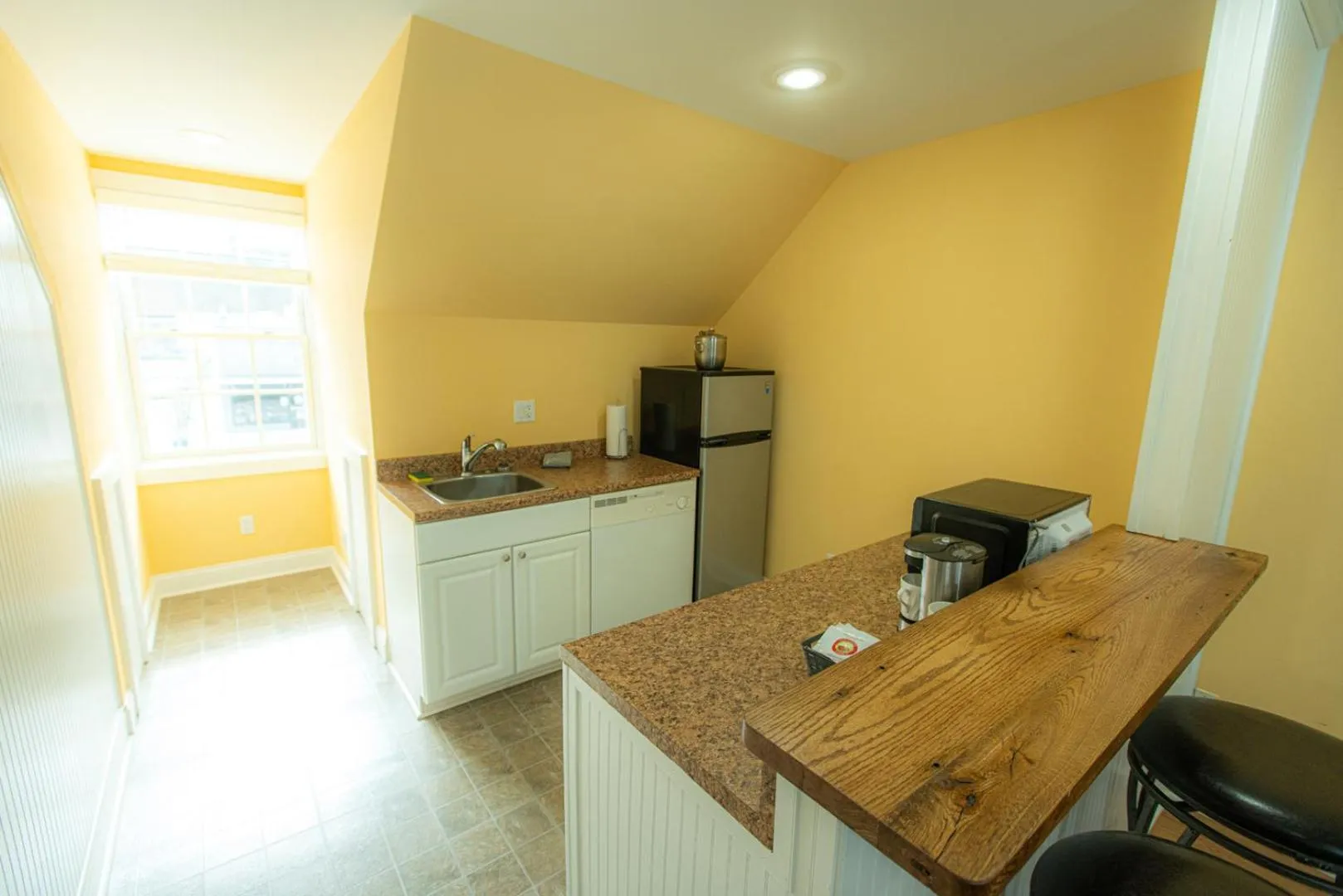 Kitchen or kitchenette in Howard's Creek Inn