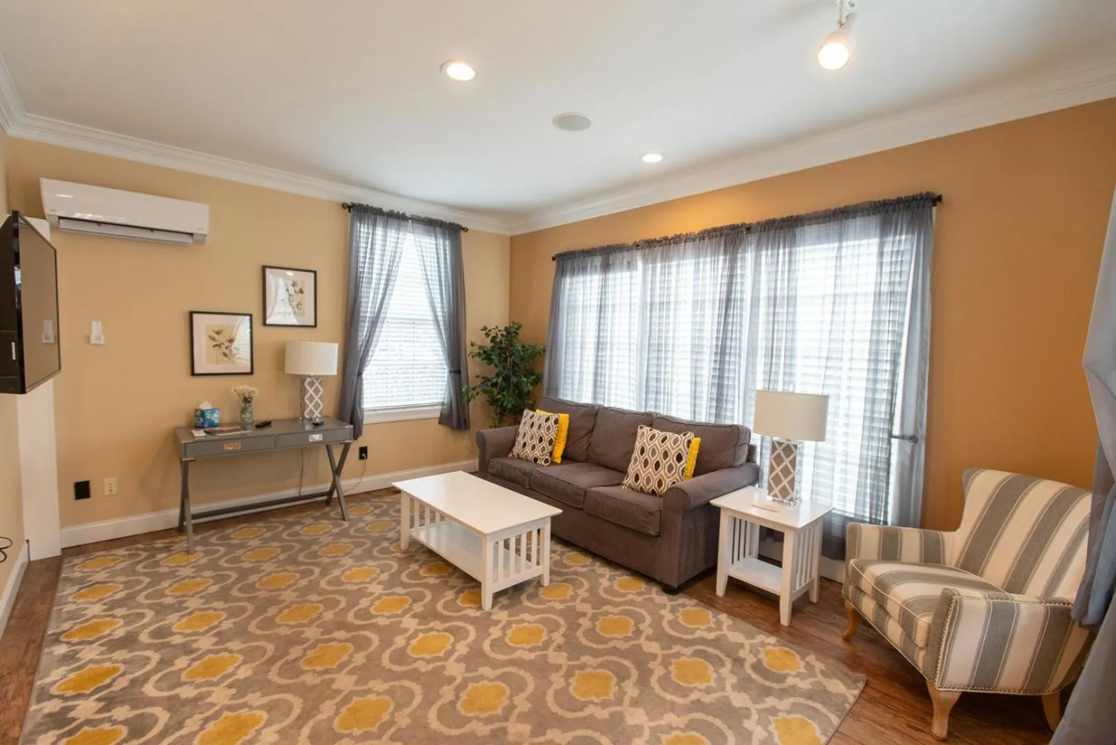 Living room in Howard's Creek Inn