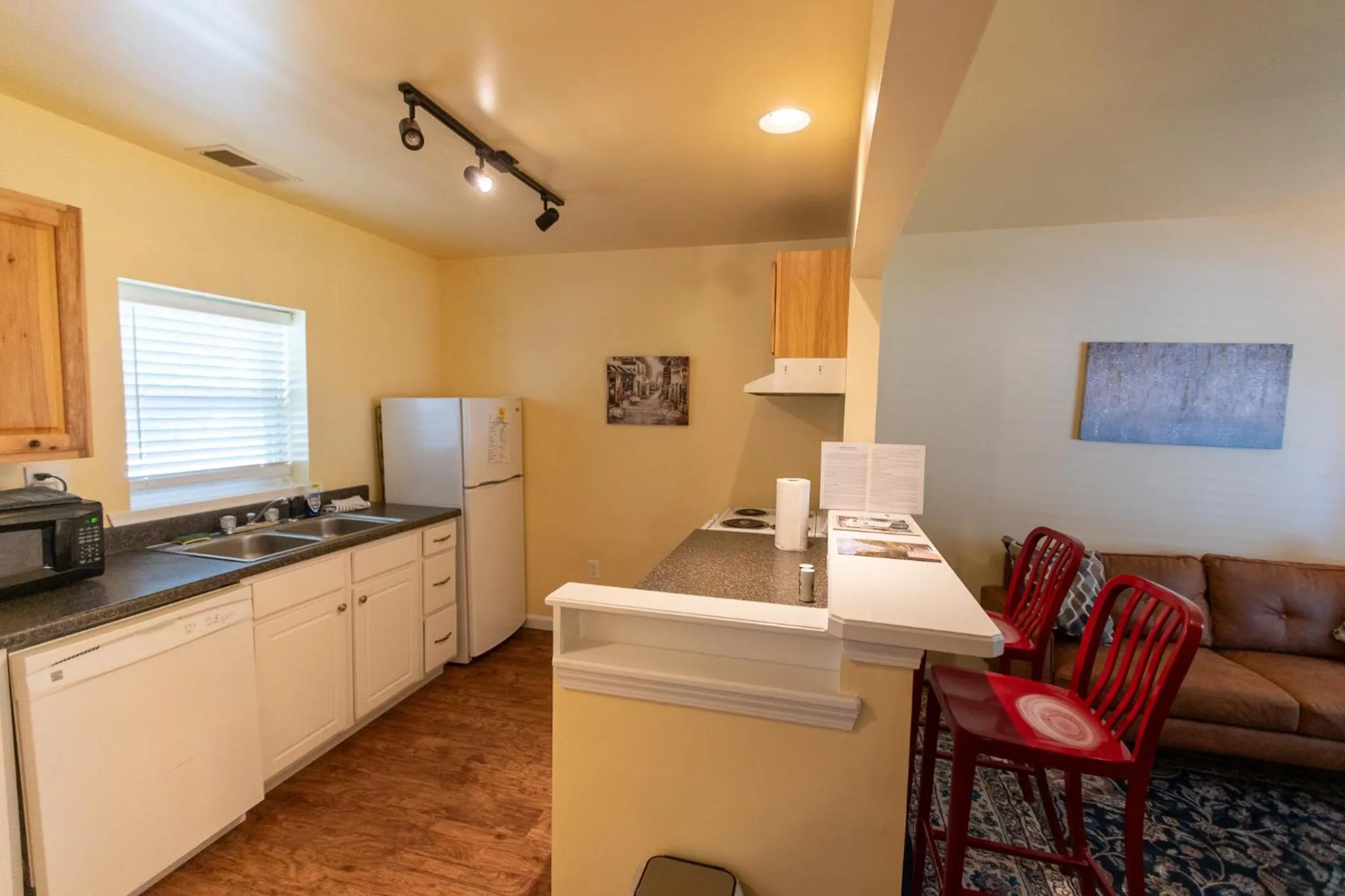 Kitchen or kitchenette in Howard's Creek Inn