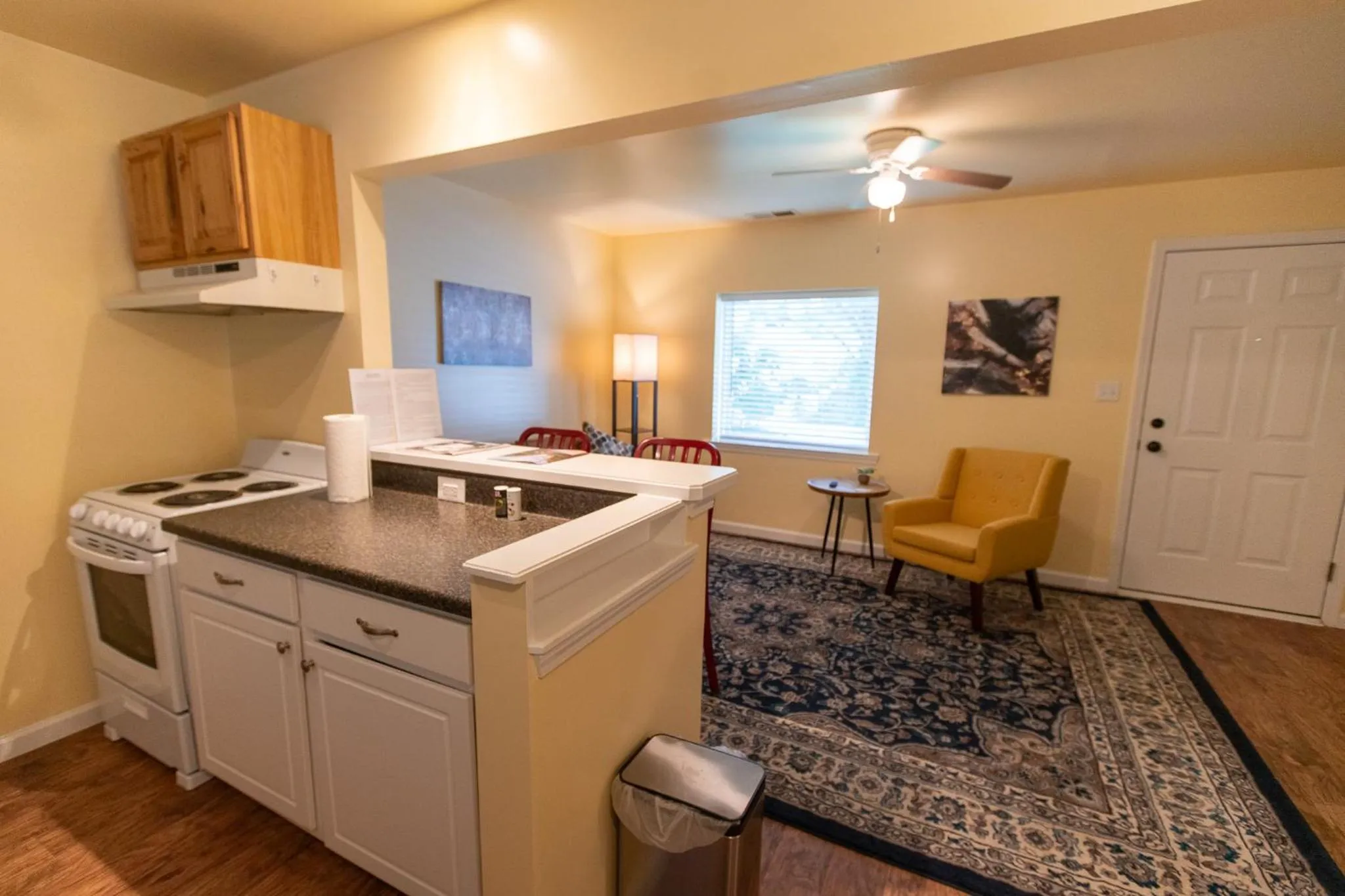 Kitchen or kitchenette in Howard's Creek Inn