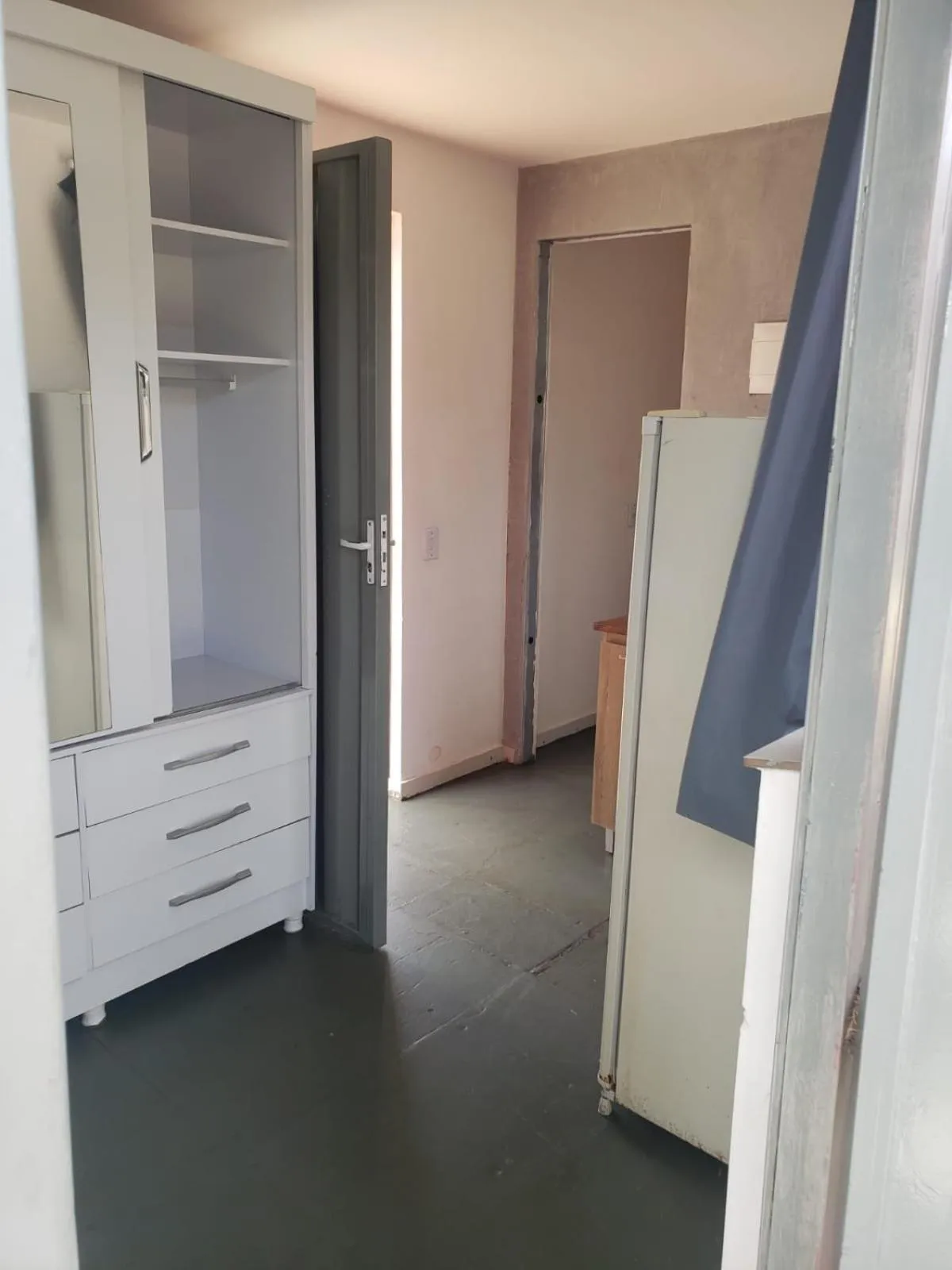 Photo of the whole room in Iron Flat