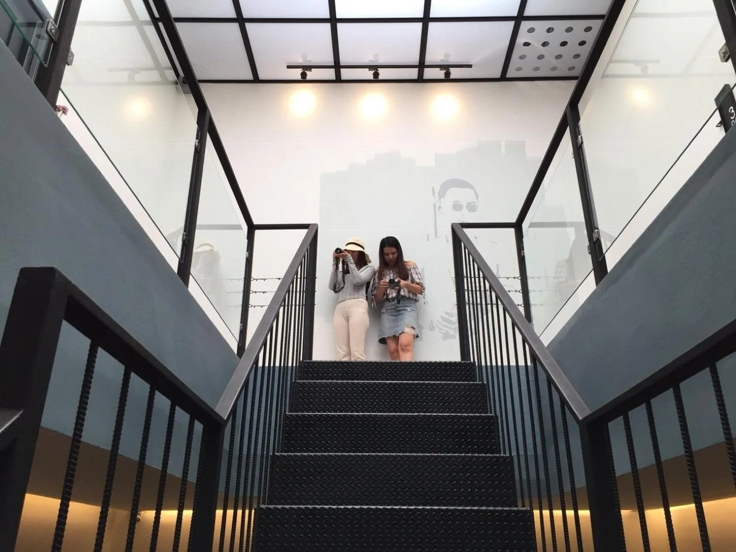 Goodnight Poshtel + Free Netflix