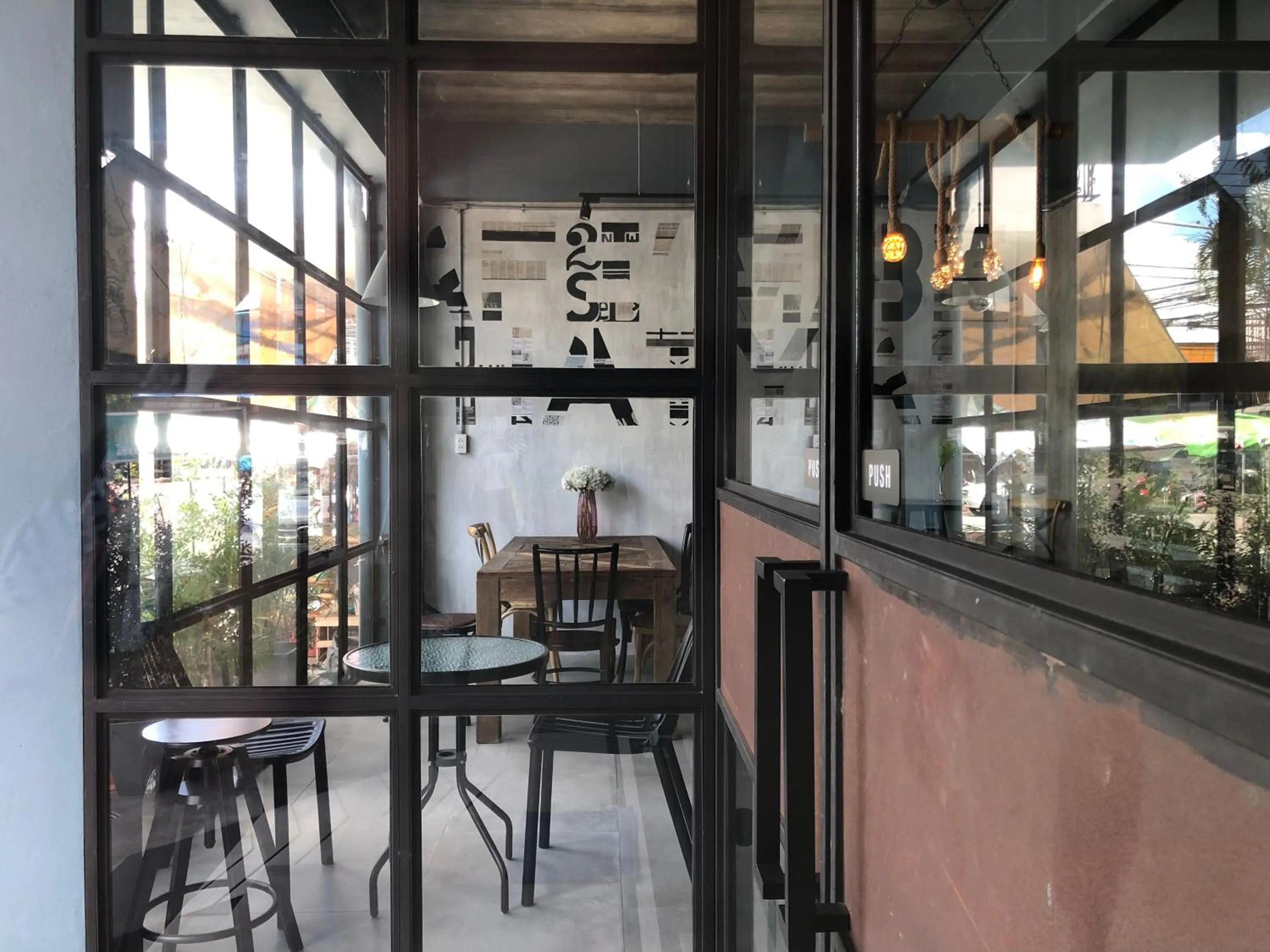 Goodnight Poshtel + Free Netflix