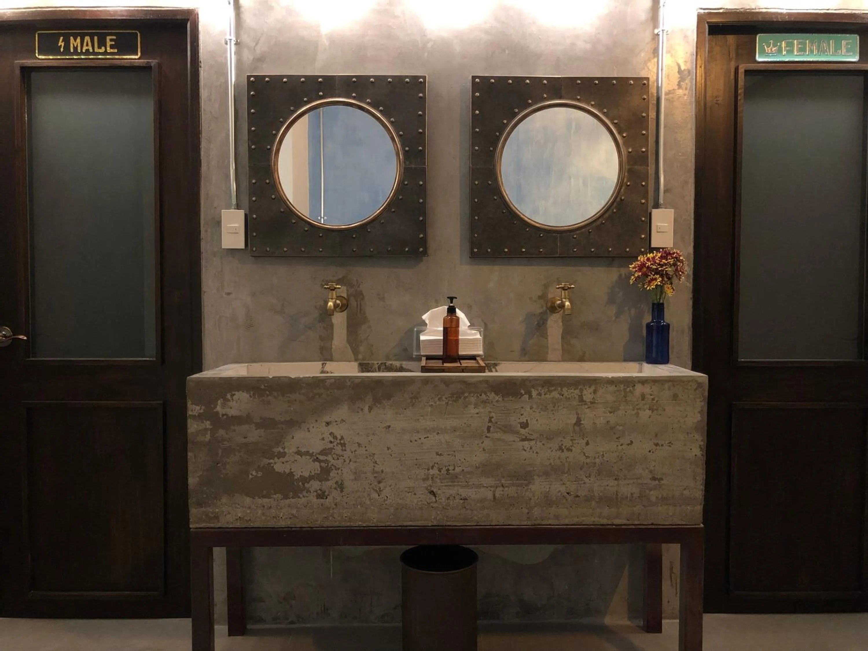 Goodnight Poshtel + Free Netflix