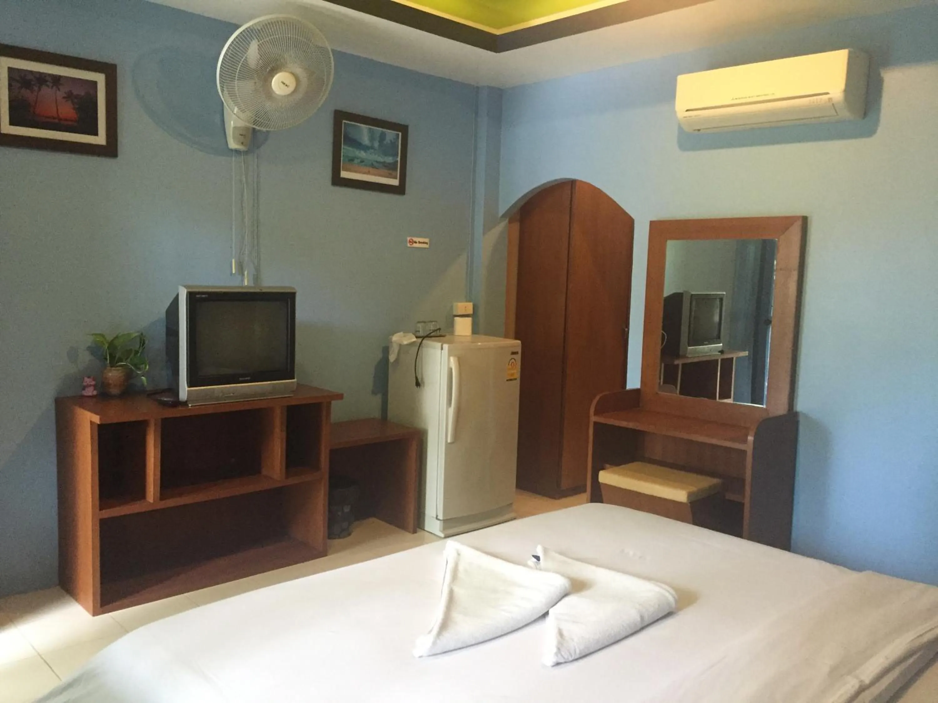 Photo of the whole room, Bed in Baan Suan Ta Hotel