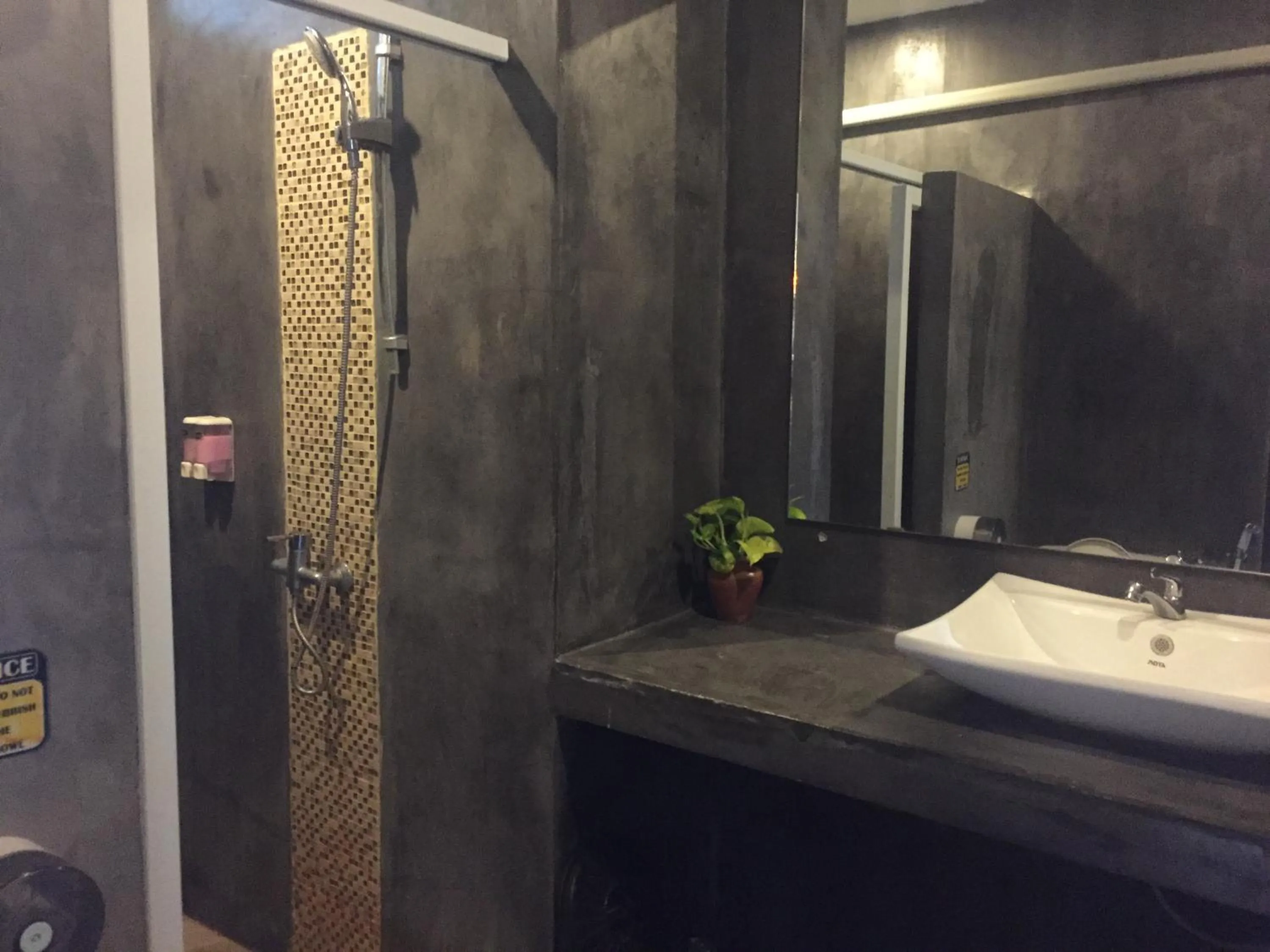Shower in Baan Suan Ta Hotel