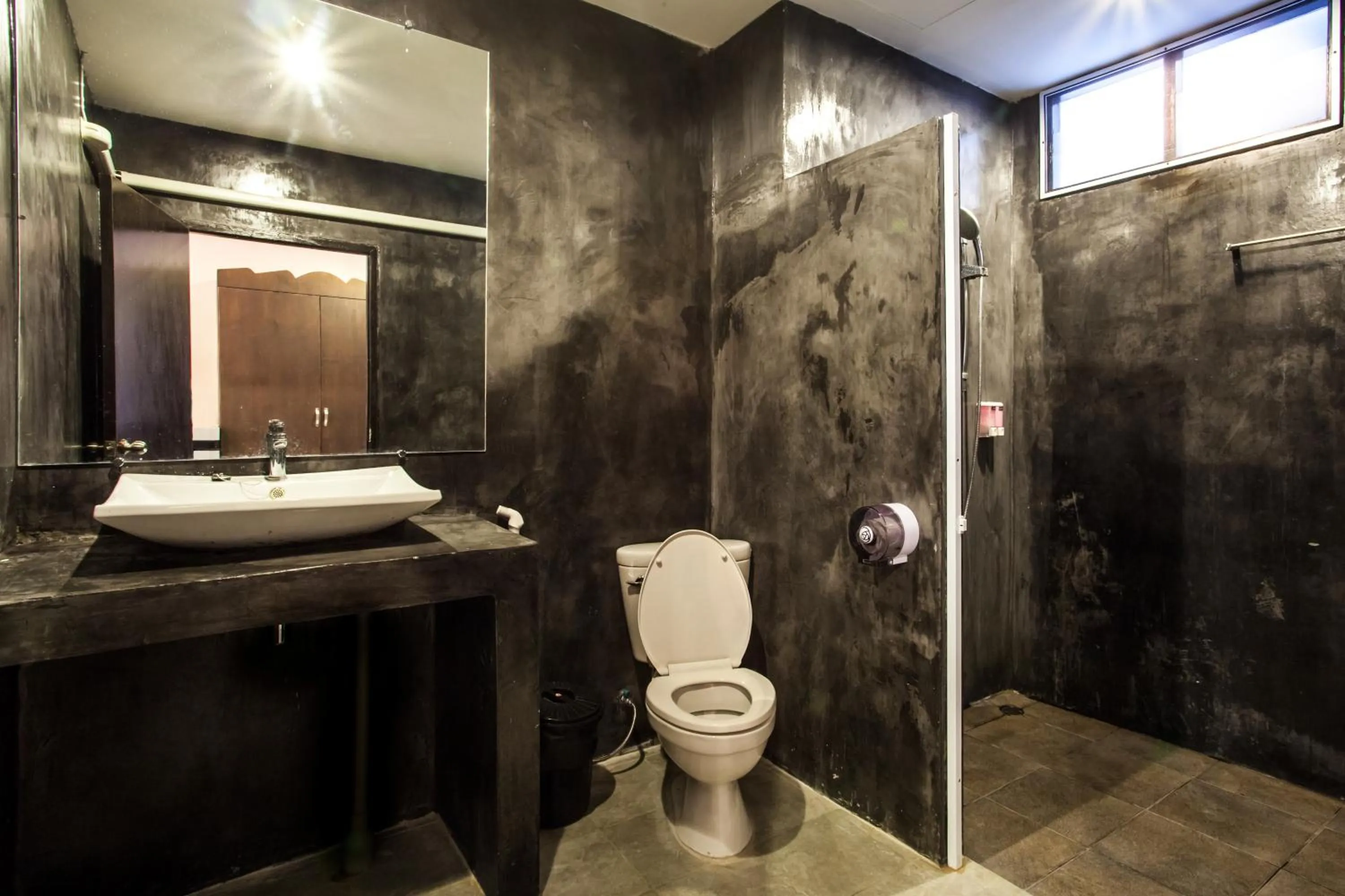 Toilet in Baan Suan Ta Hotel