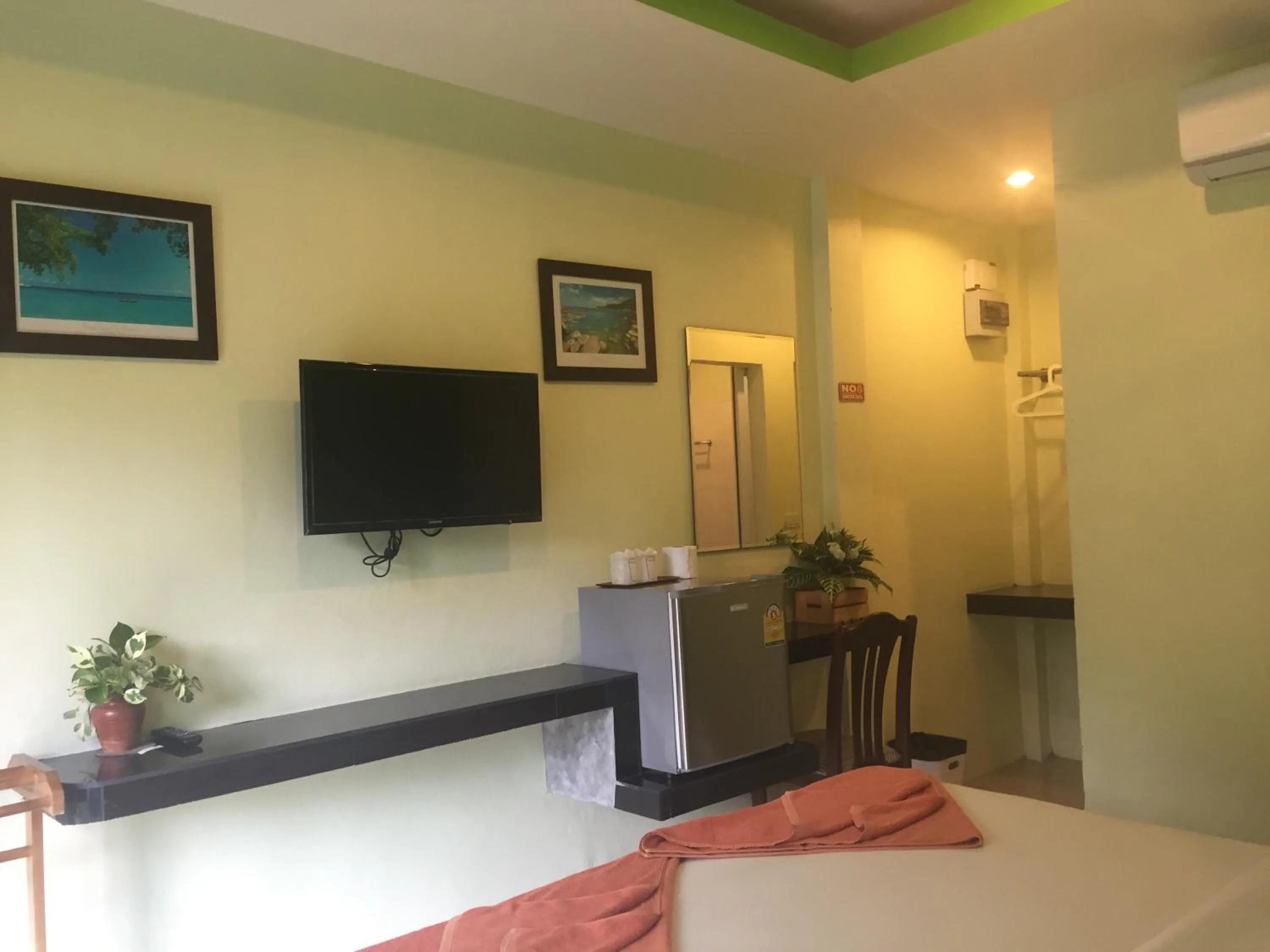 TV and multimedia in Baan Suan Ta Hotel