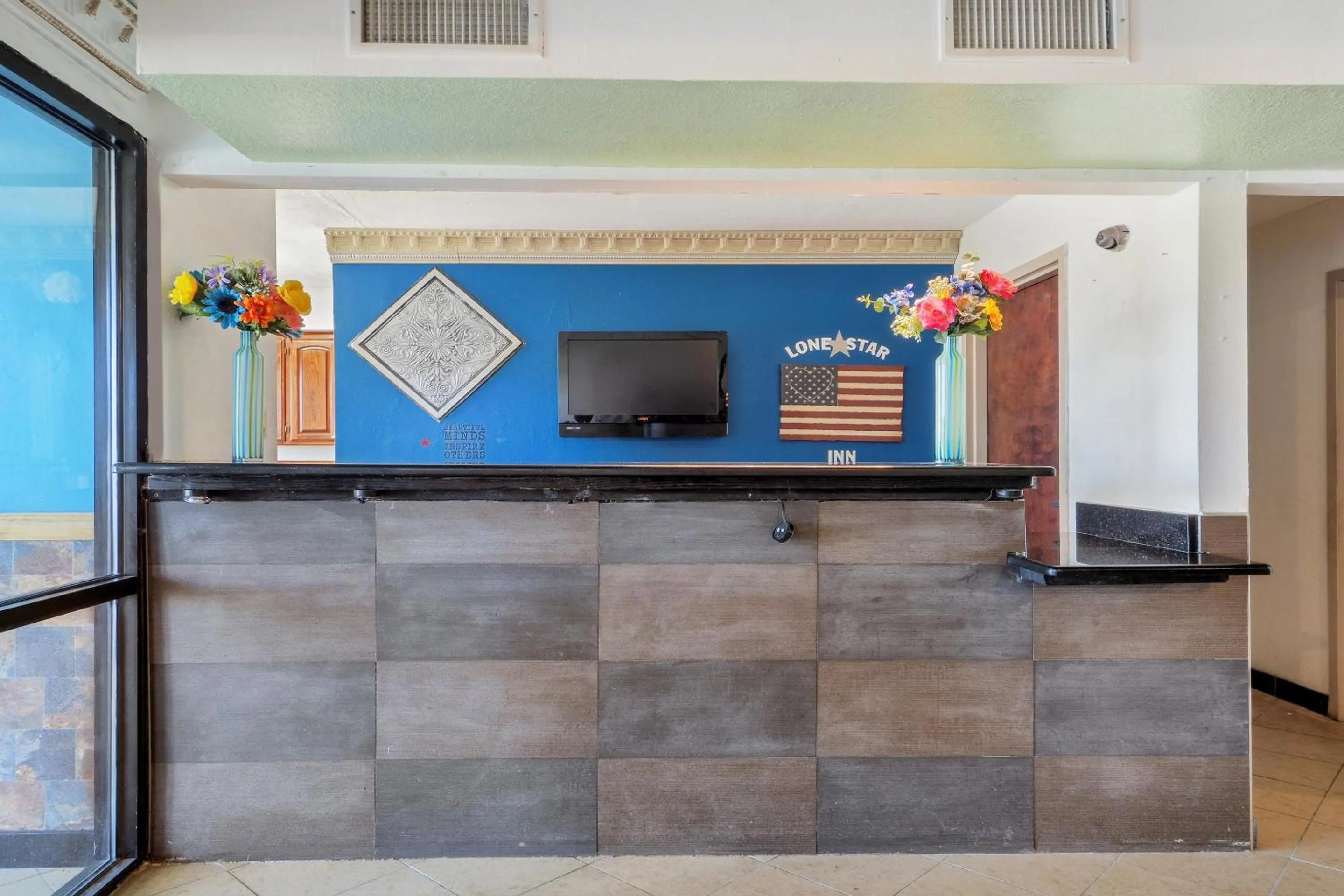 Communal lounge/ TV room in Lonestar Inn & Suites, Erick OK Hwy 40 BY OYO