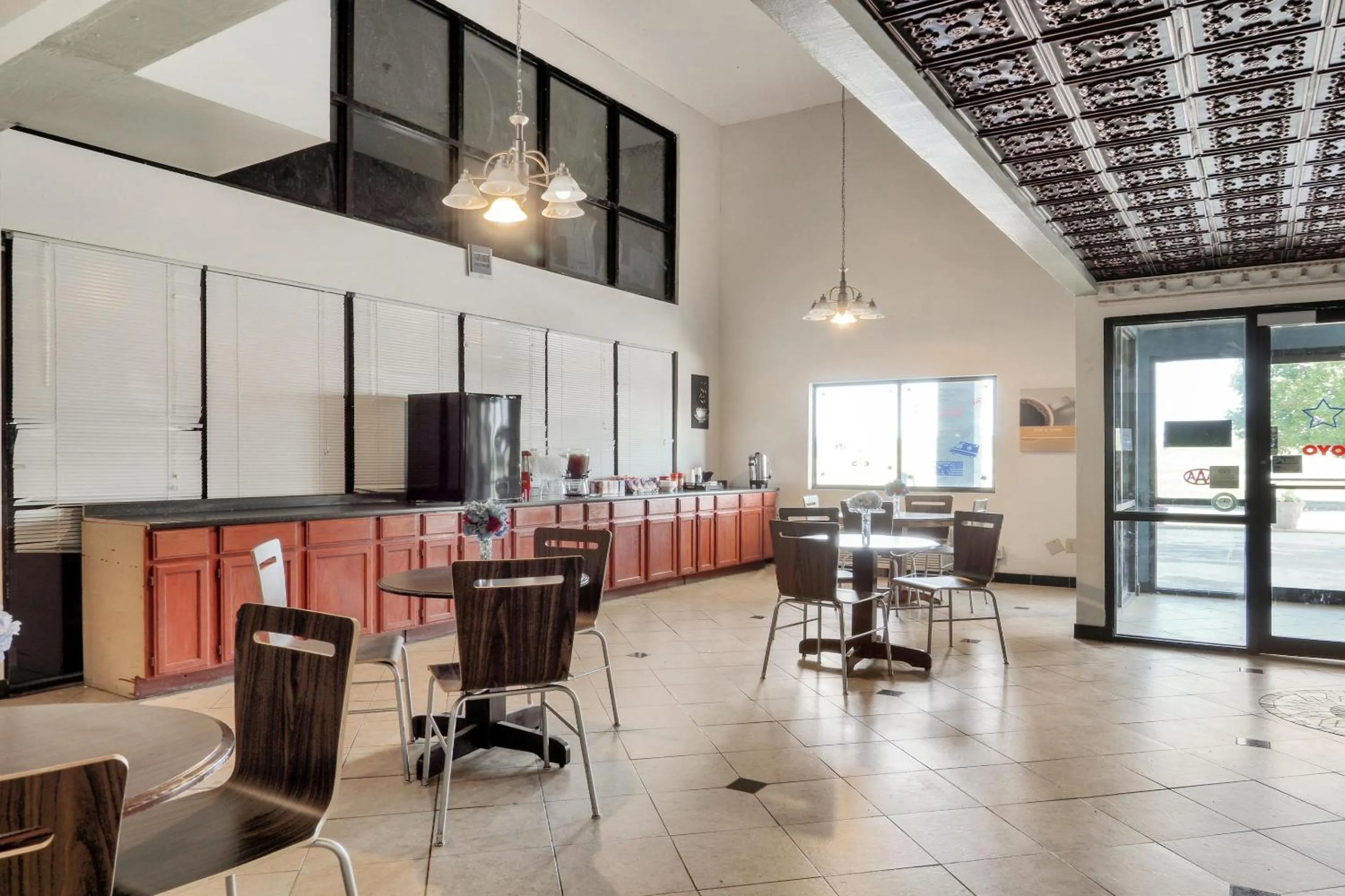 Dining area in Lonestar Inn & Suites, Erick OK Hwy 40 BY OYO
