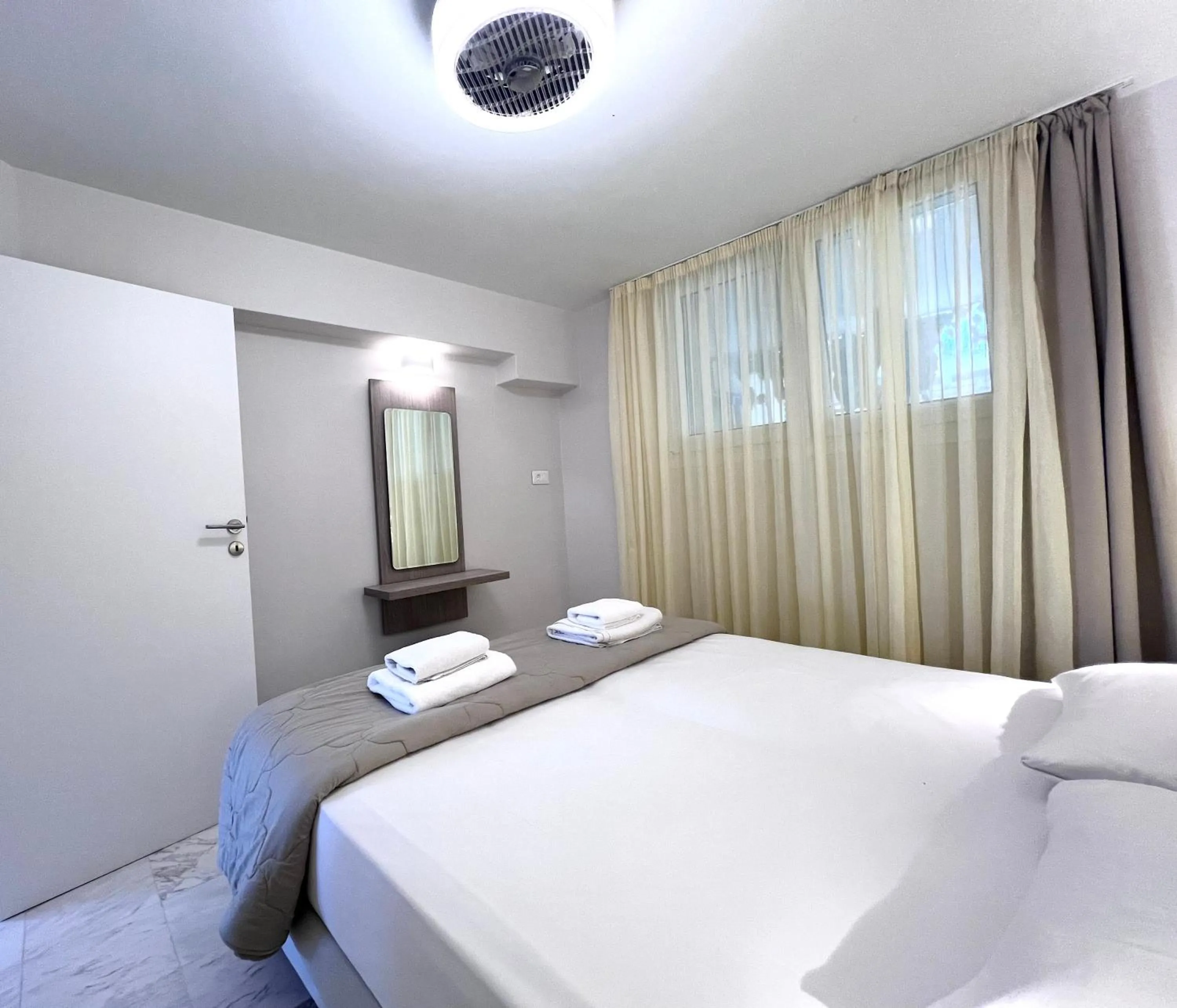 Bedroom, Bed in Sea Breeze