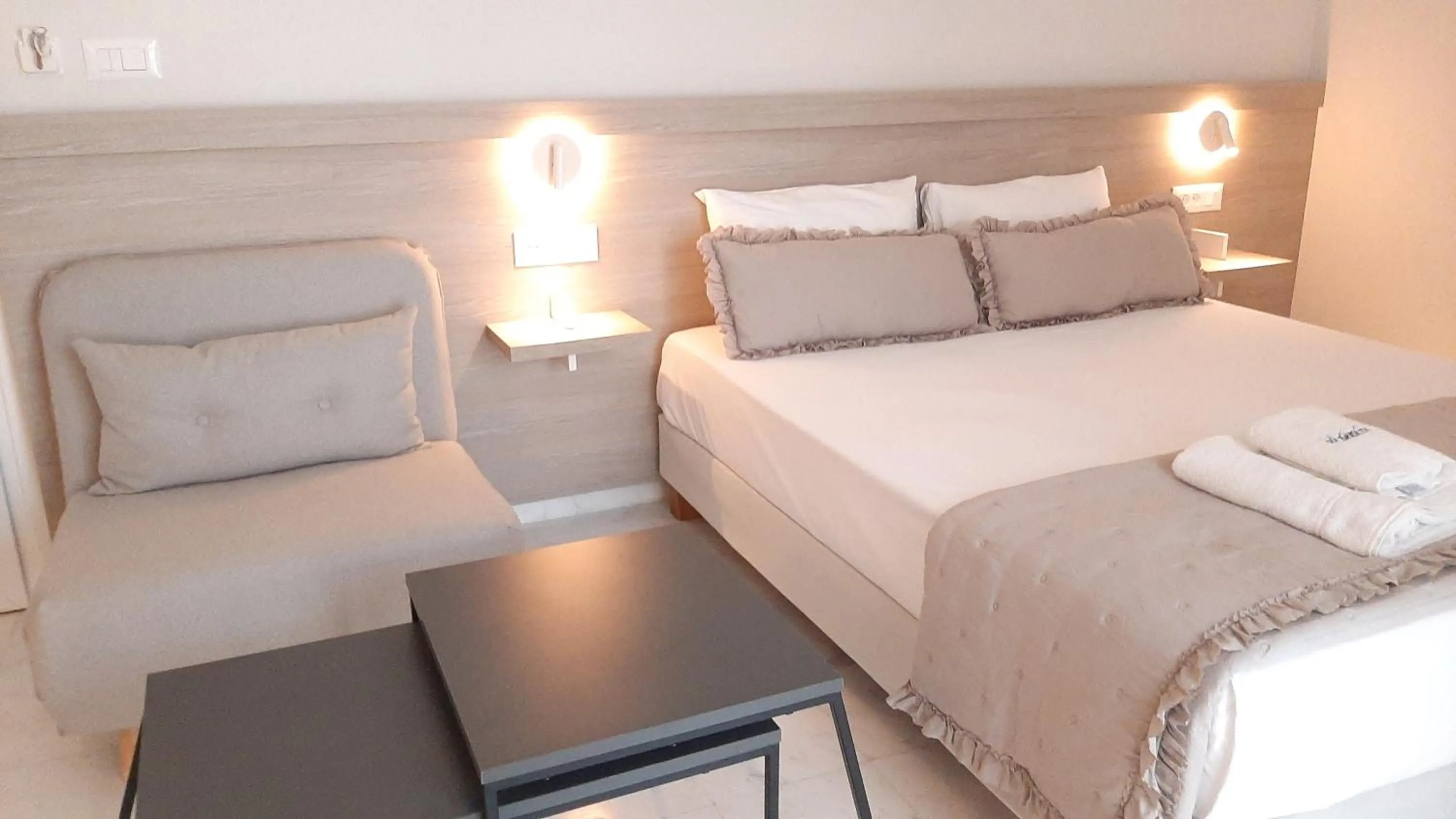 Bedroom, Bed in Sea Breeze