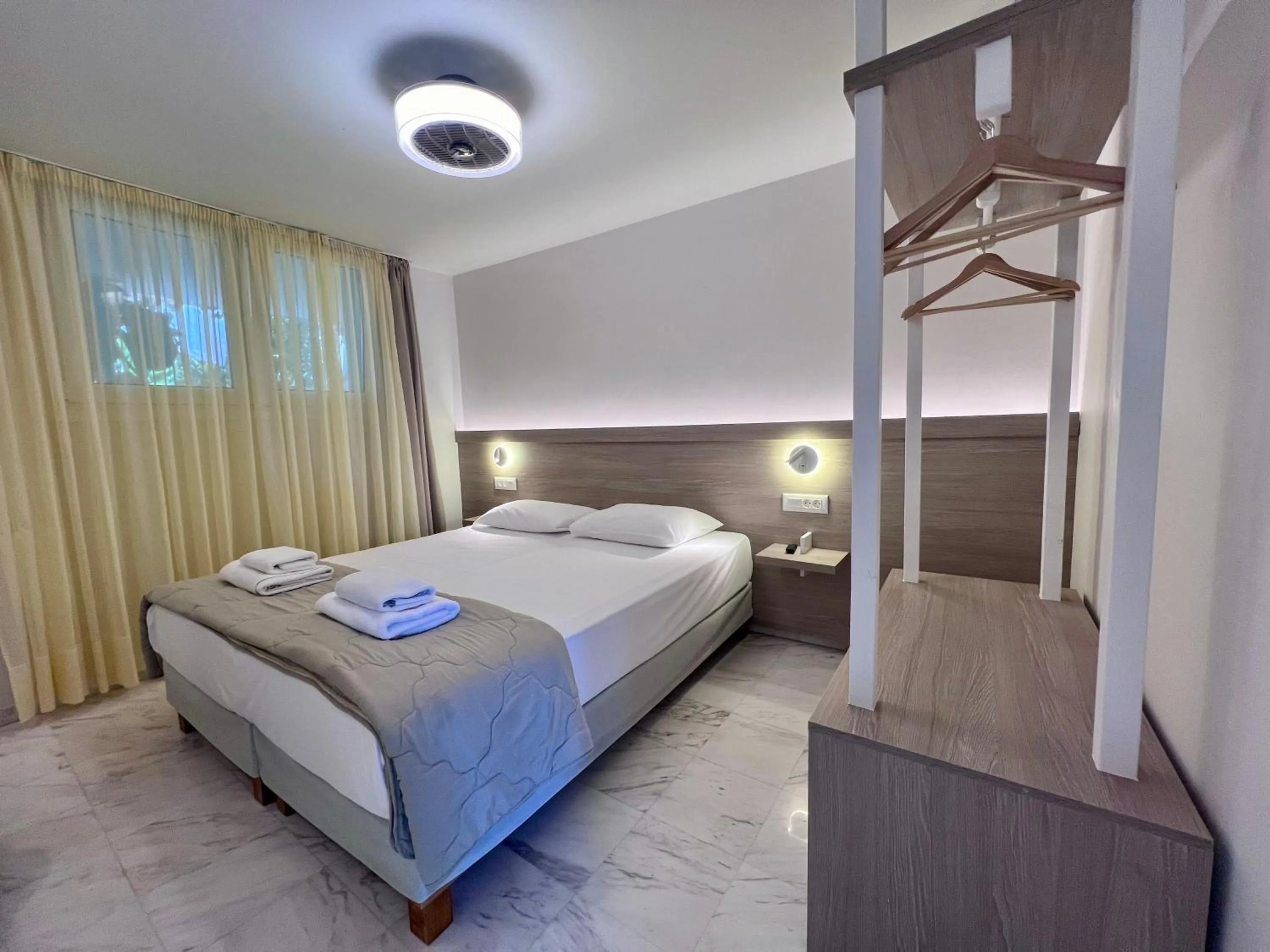 Bedroom, Bed in Sea Breeze