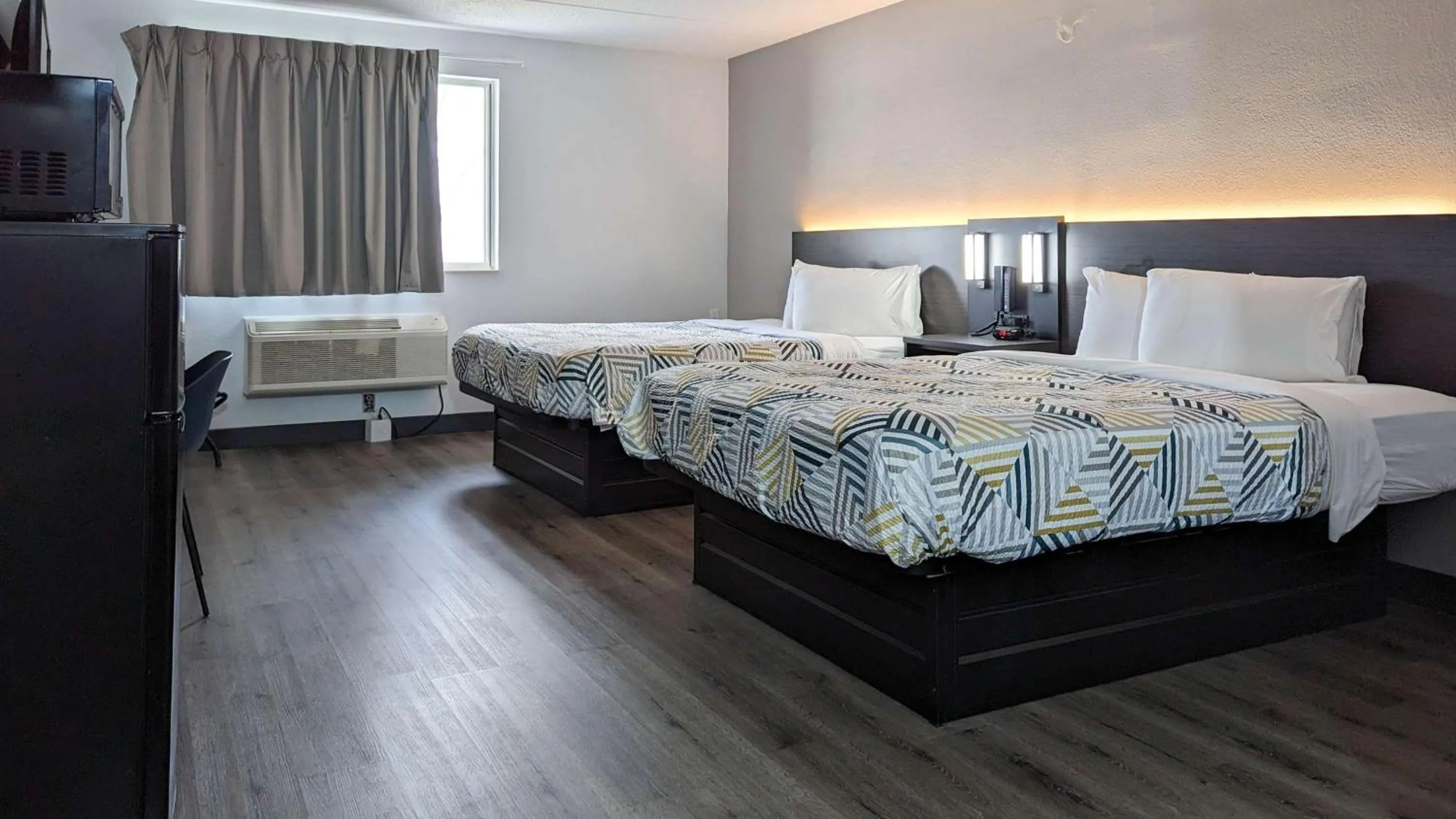 Bedroom, Bed in Motel 6-Danvers, MA - Boston North