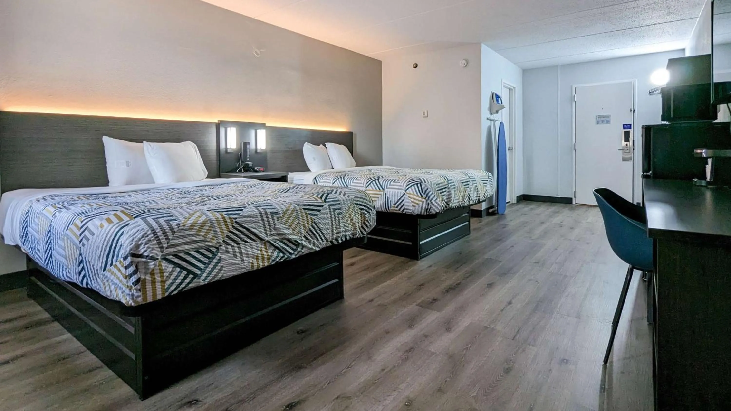 Bedroom, Bed in Motel 6-Danvers, MA - Boston North