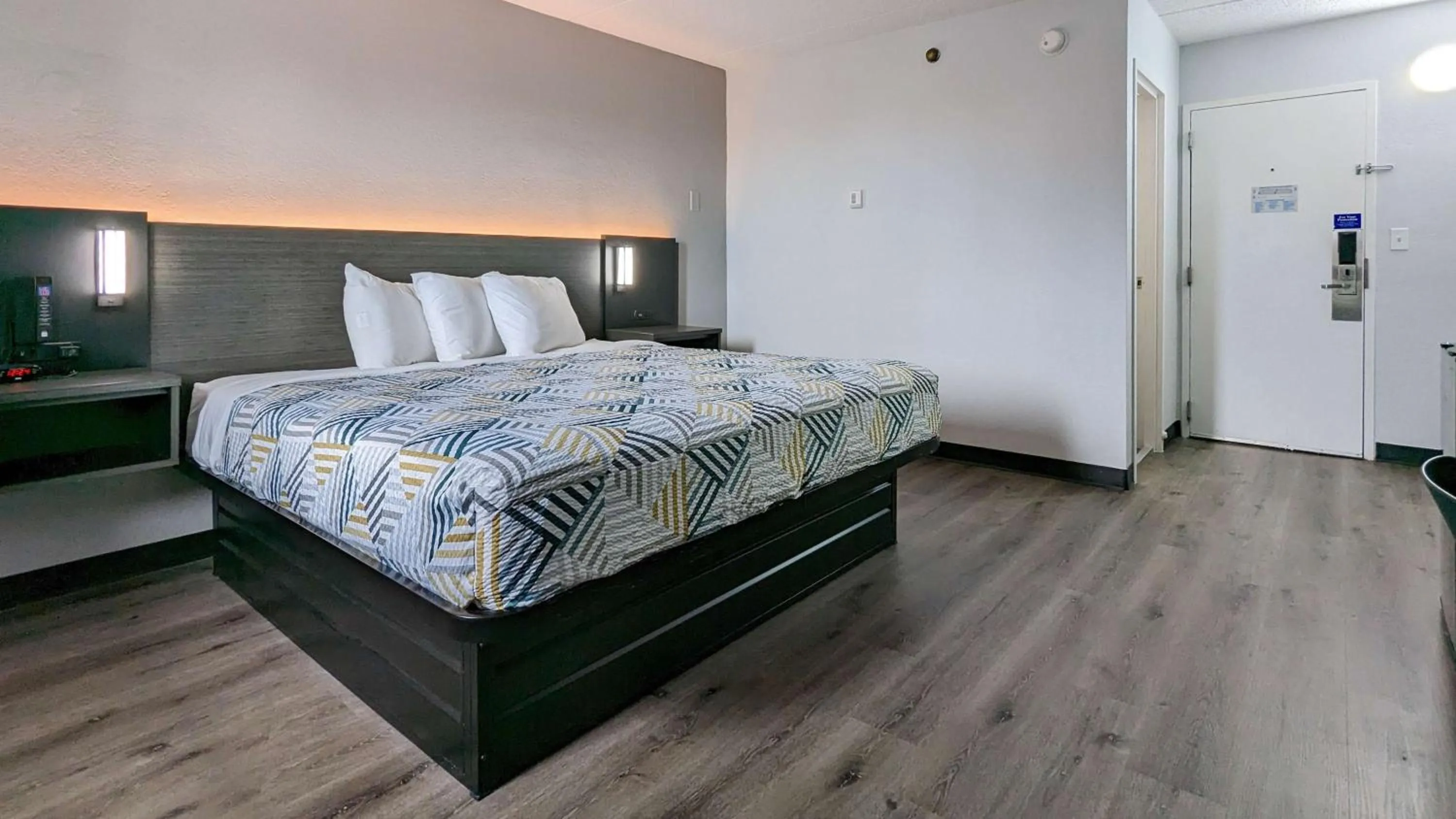 Bedroom, Bed in Motel 6-Danvers, MA - Boston North