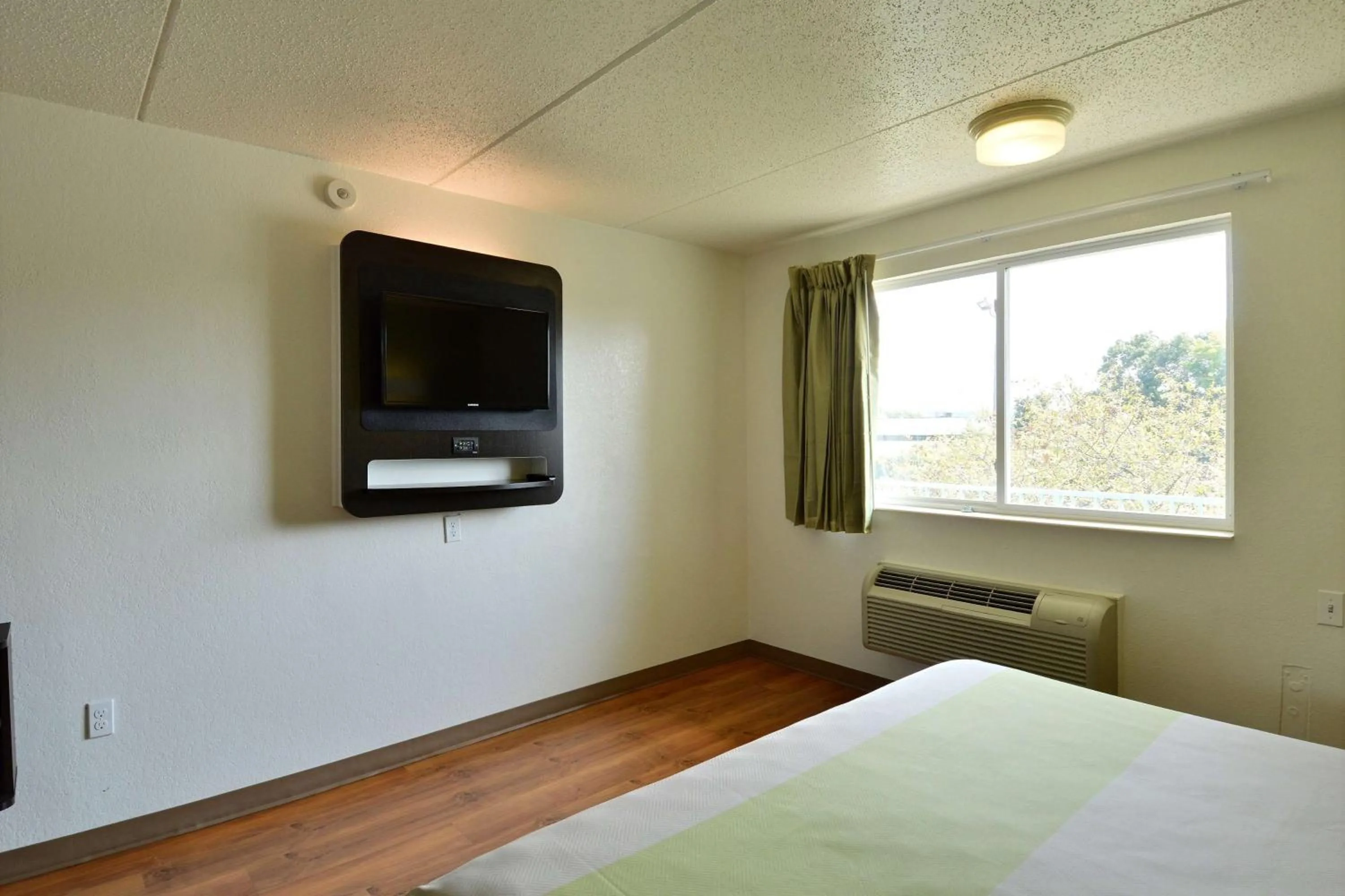 TV and multimedia, Bed in Motel 6-Danvers, MA - Boston North