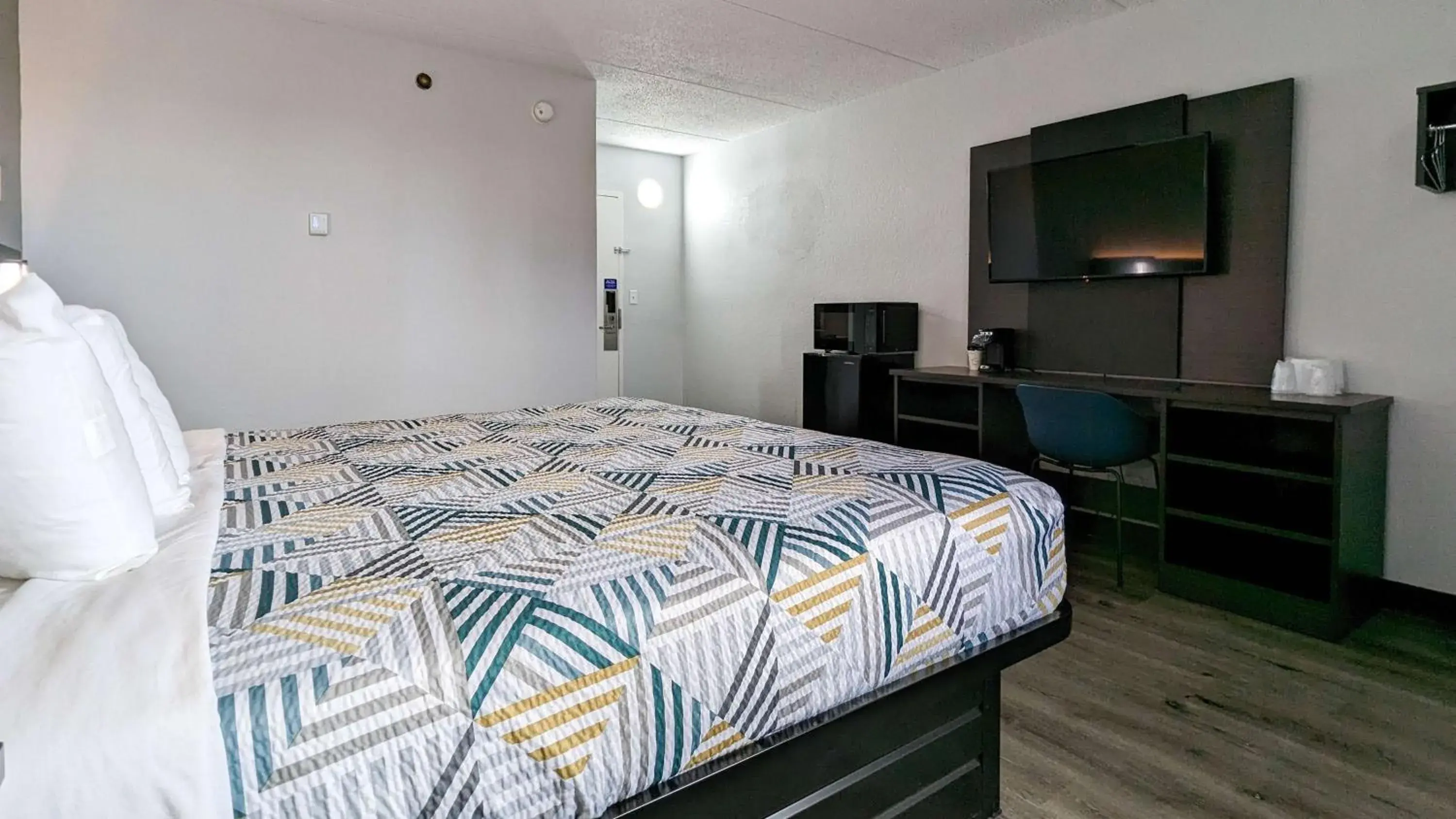 Bedroom, Bed in Motel 6-Danvers, MA - Boston North Bedroom, Bed in Motel 6-Danvers, MA - Boston North