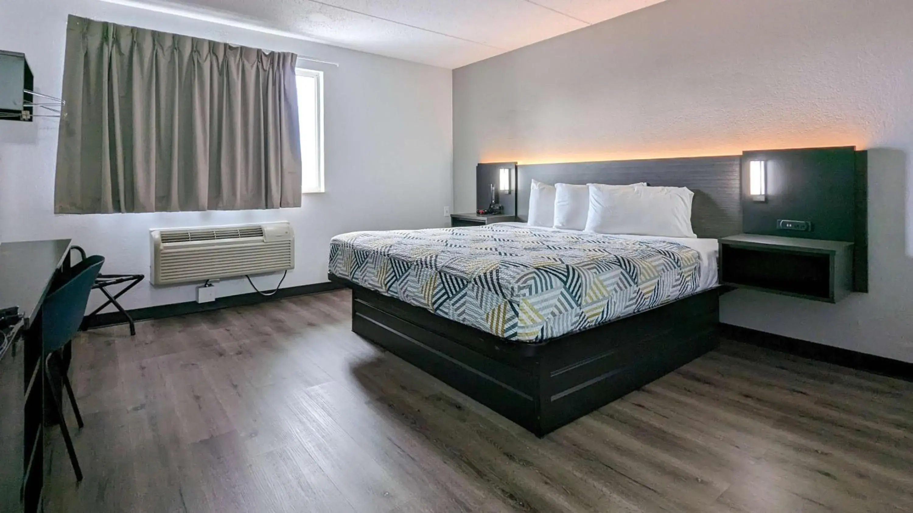 Deluxe King Room in Motel 6-Danvers, MA - Boston North Deluxe King Room in Motel 6-Danvers, MA - Boston North