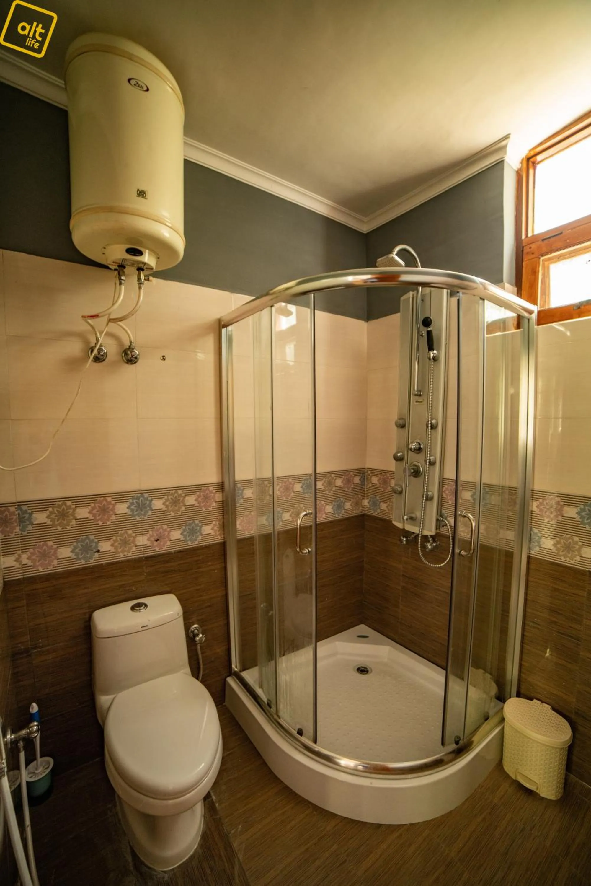 Shower in Alt Life - Dharamkot (Mcleodganj)