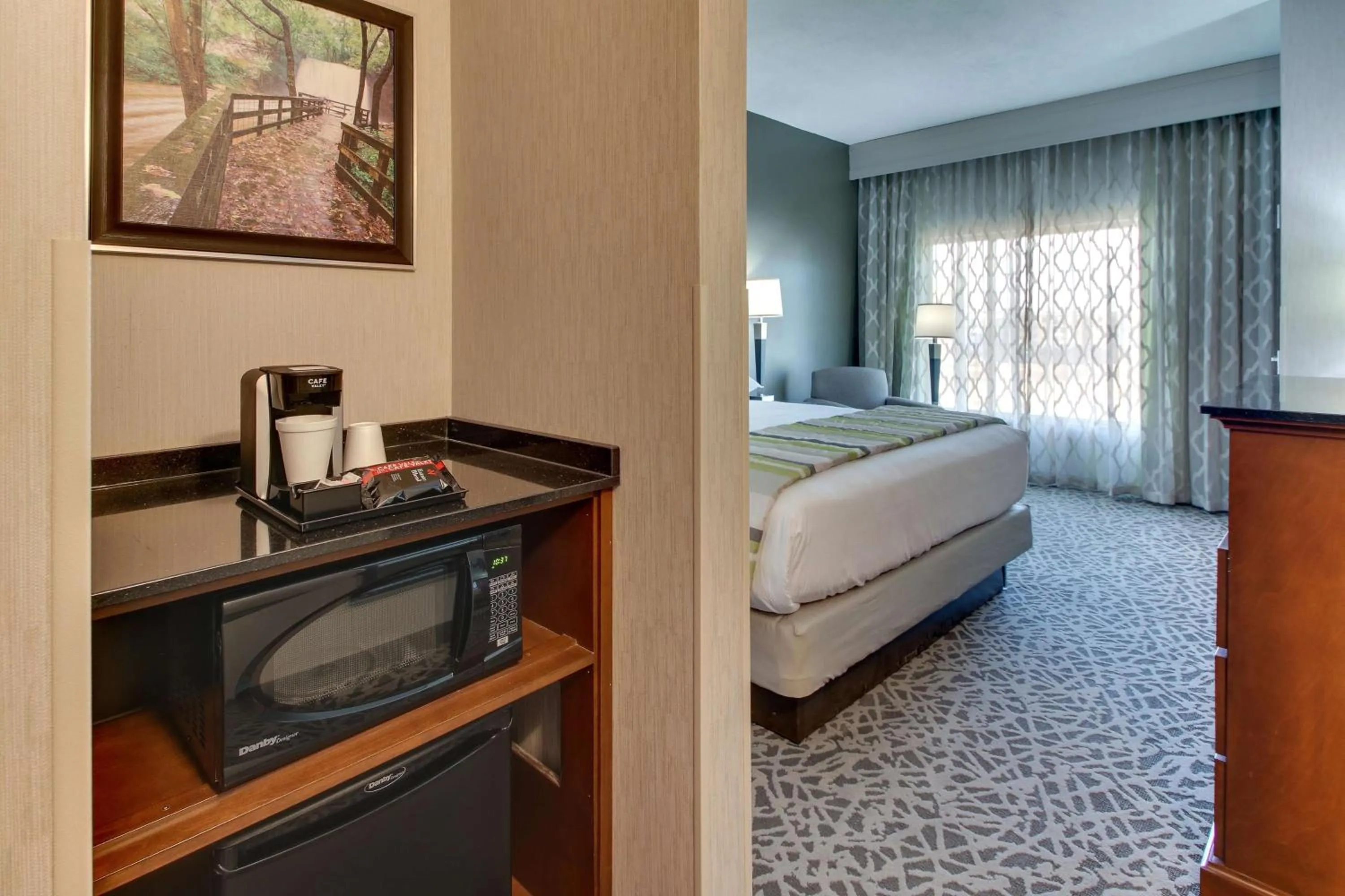 Photo of the whole room, Bed in Drury Inn & Suites Cleveland Beachwood