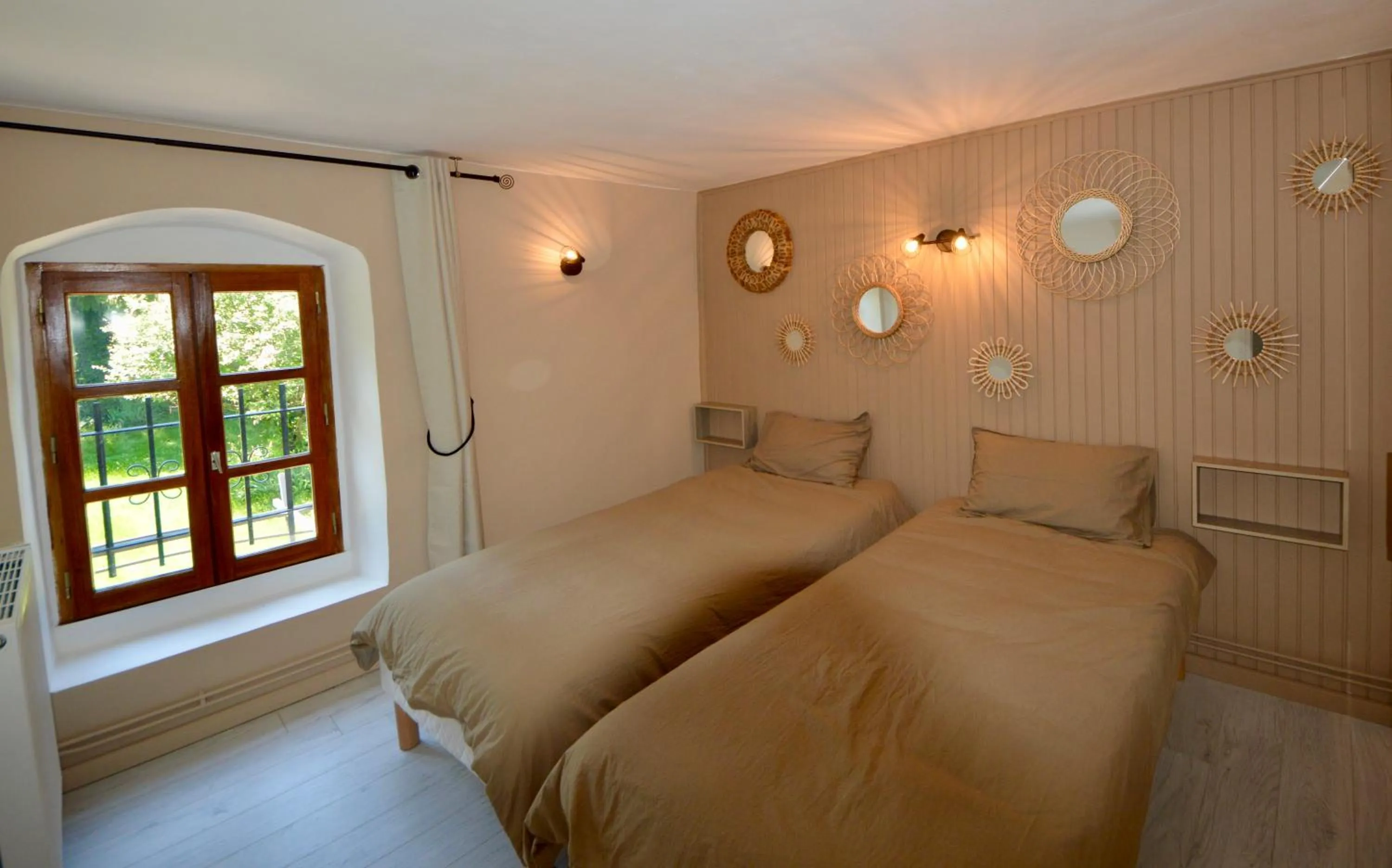 Photo of the whole room, Bed in Maison Maliga J&G House