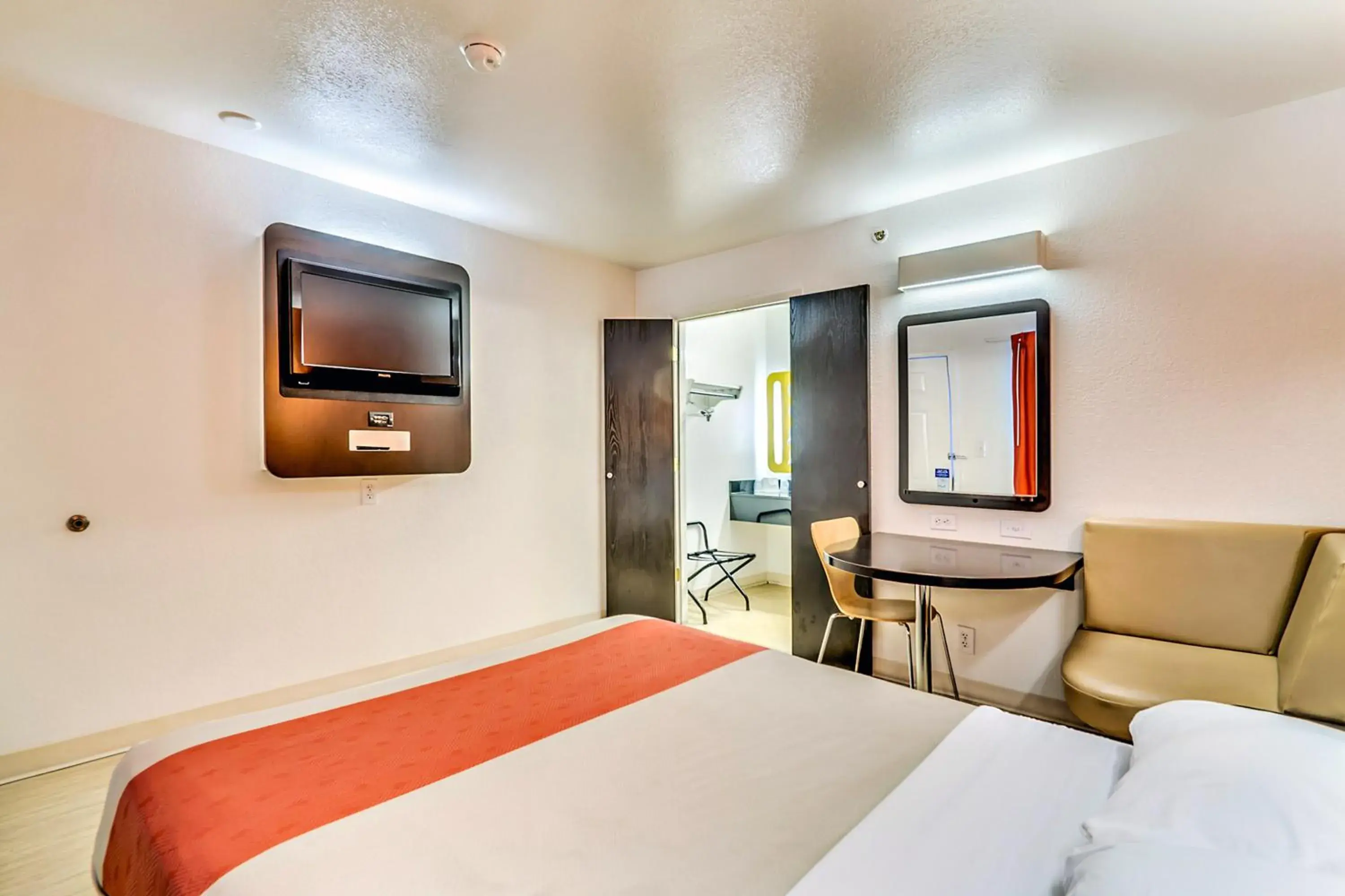 Bedroom, Bed in Motel 6-Linthicum Heights, MD - BWI Airport