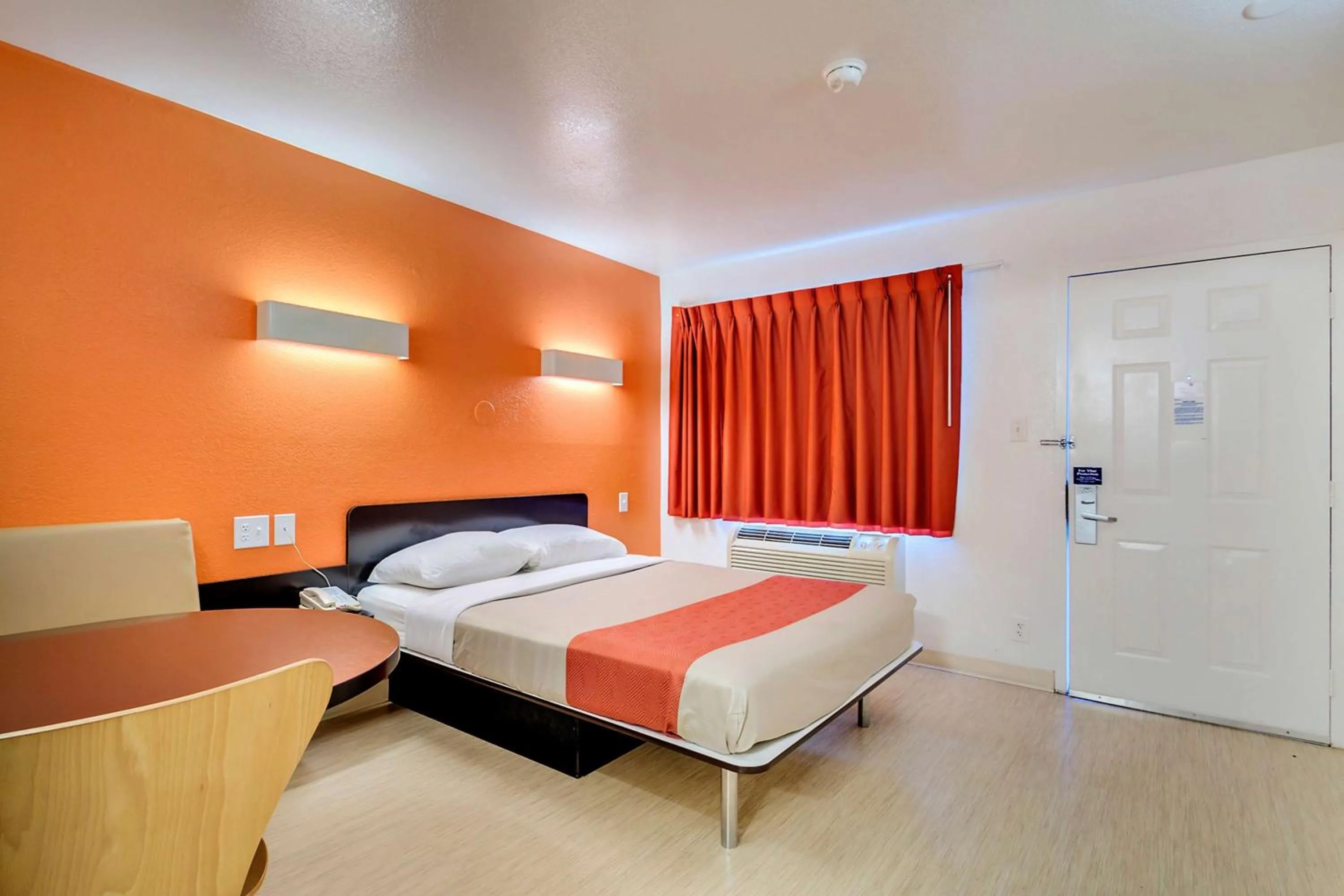 Bedroom, Bed in Motel 6-Linthicum Heights, MD - BWI Airport