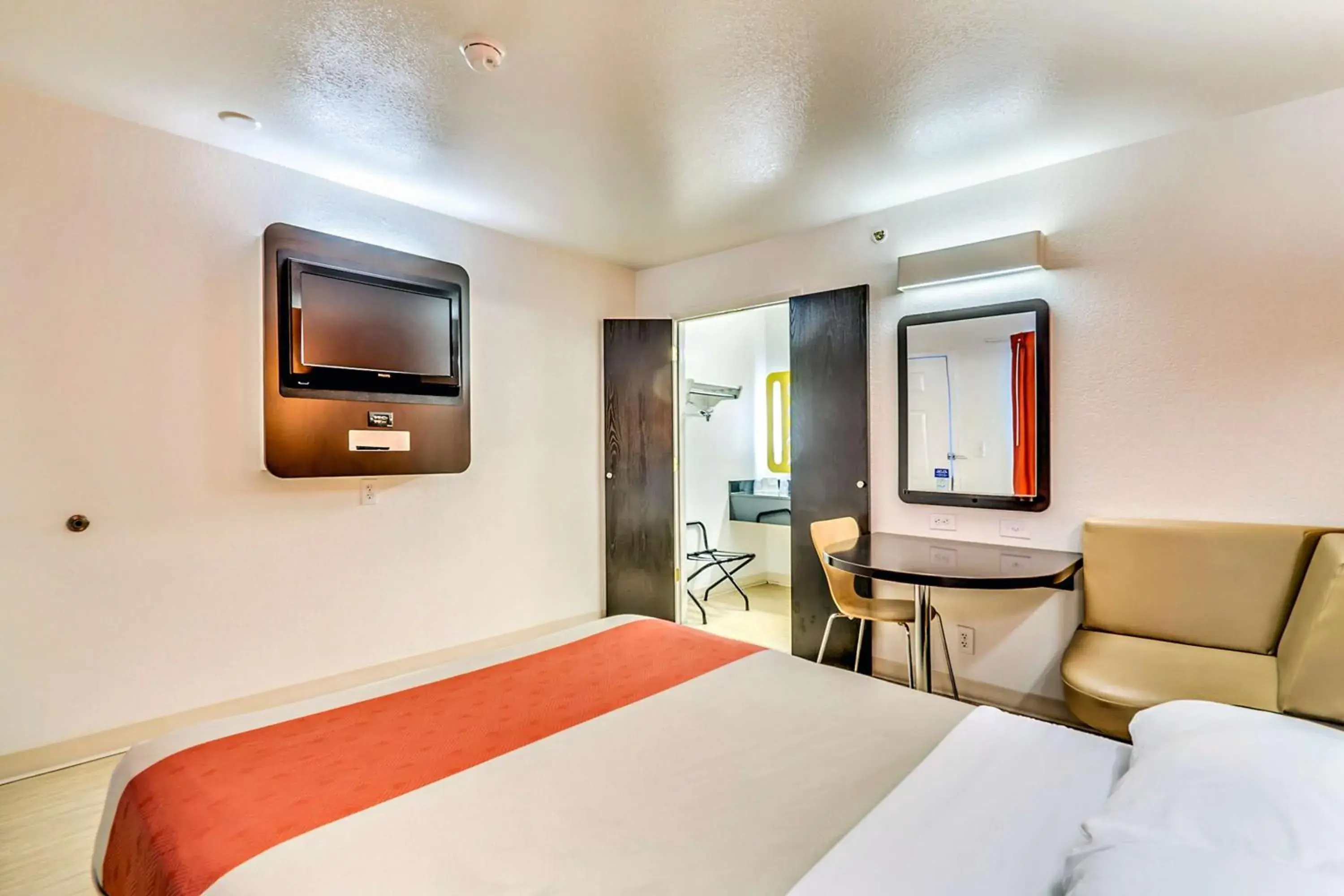 TV and multimedia, Bed in Motel 6-Linthicum Heights, MD - BWI Airport
