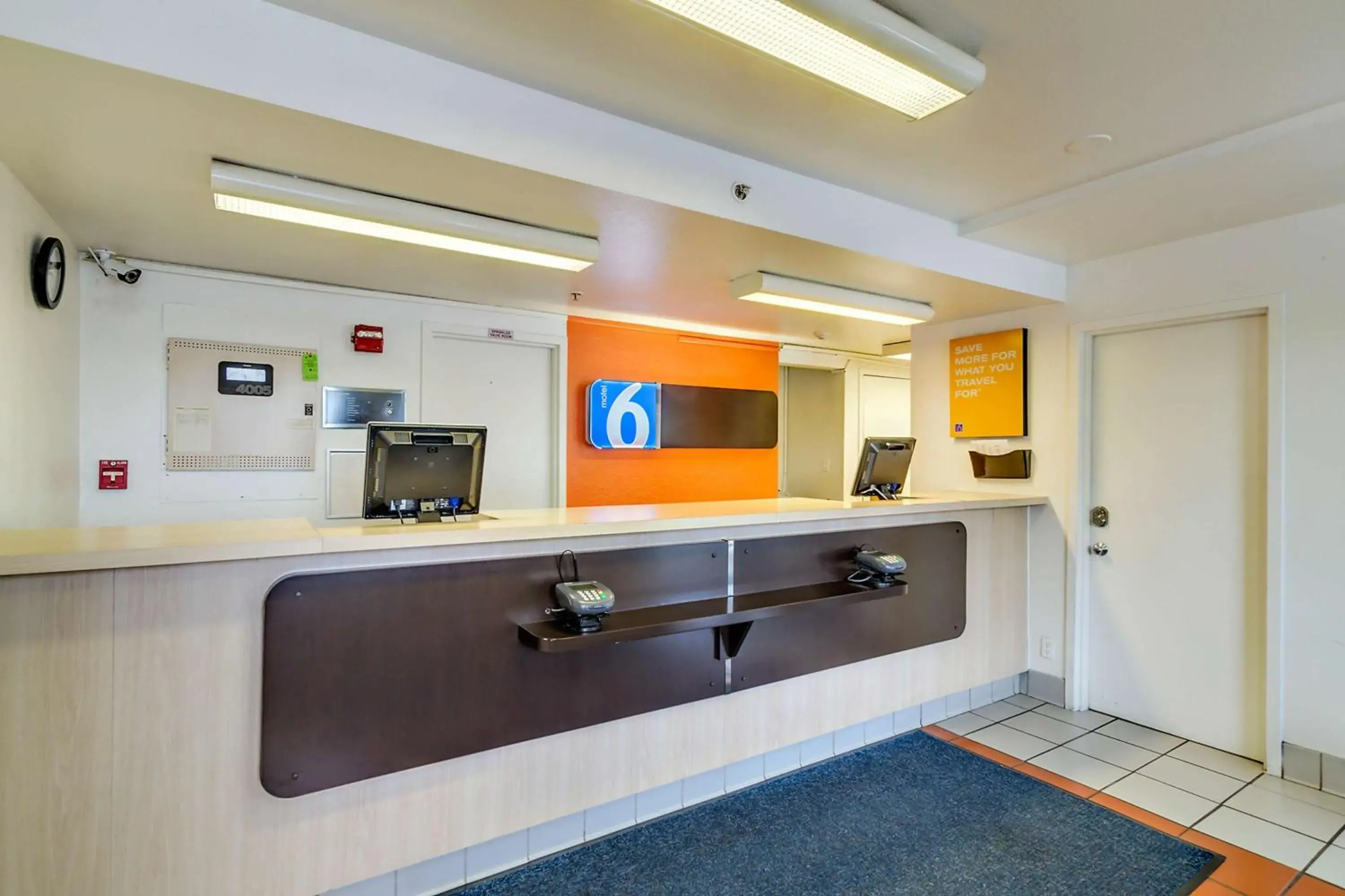 Lobby or reception, Kitchen/Kitchenette in Motel 6-Linthicum Heights, MD - BWI Airport