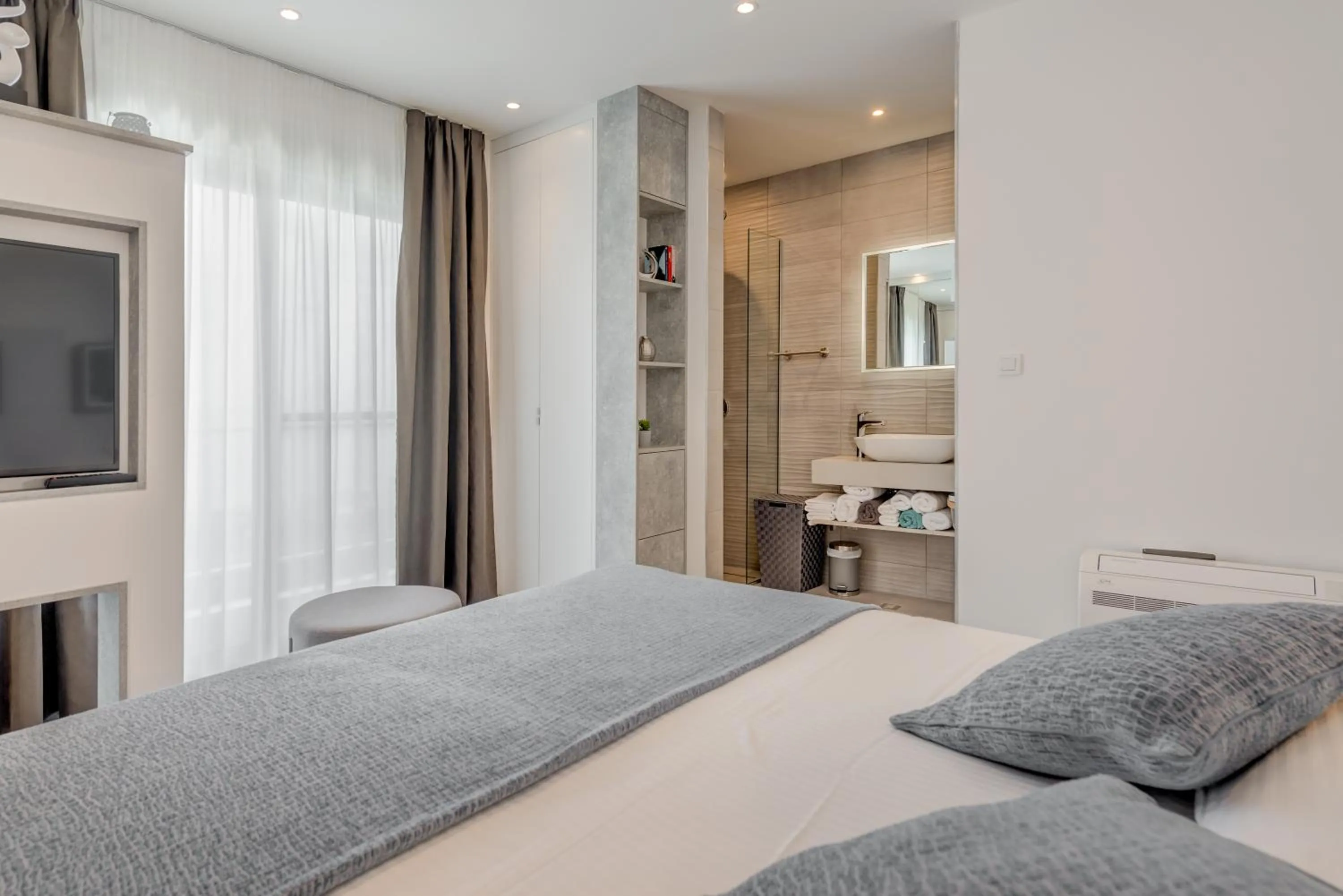 Photo of the whole room, Bed in Villa Luna Podstrana