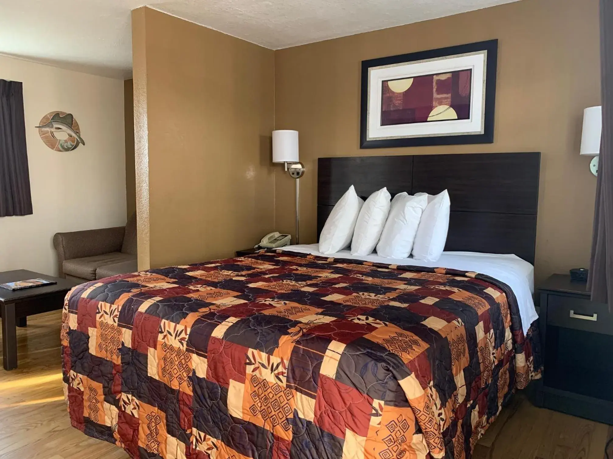 Deluxe Queen Room - single occupancy in Sea Horse Inn and Cottages Deluxe Queen Room - single occupancy in Sea Horse Inn and Cottages