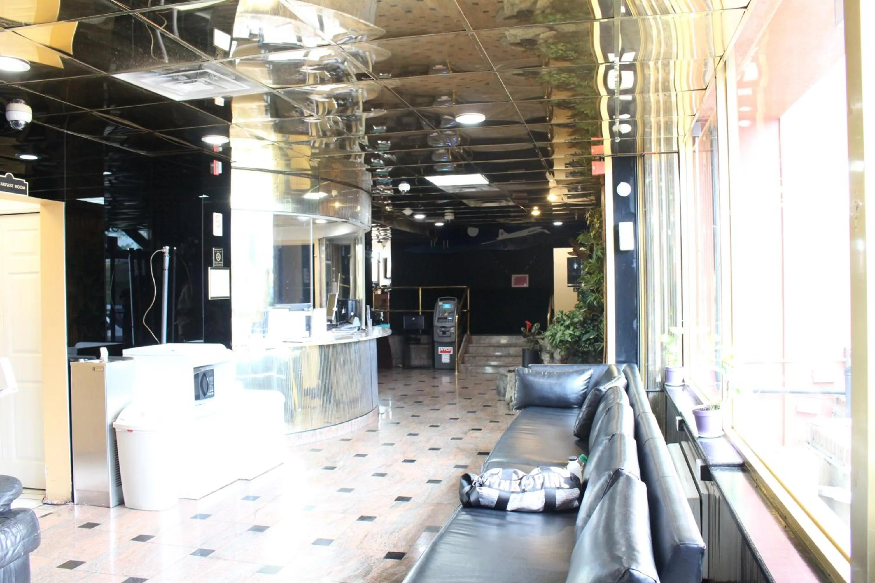 Lobby or reception, Lounge/Bar in JFK Inn