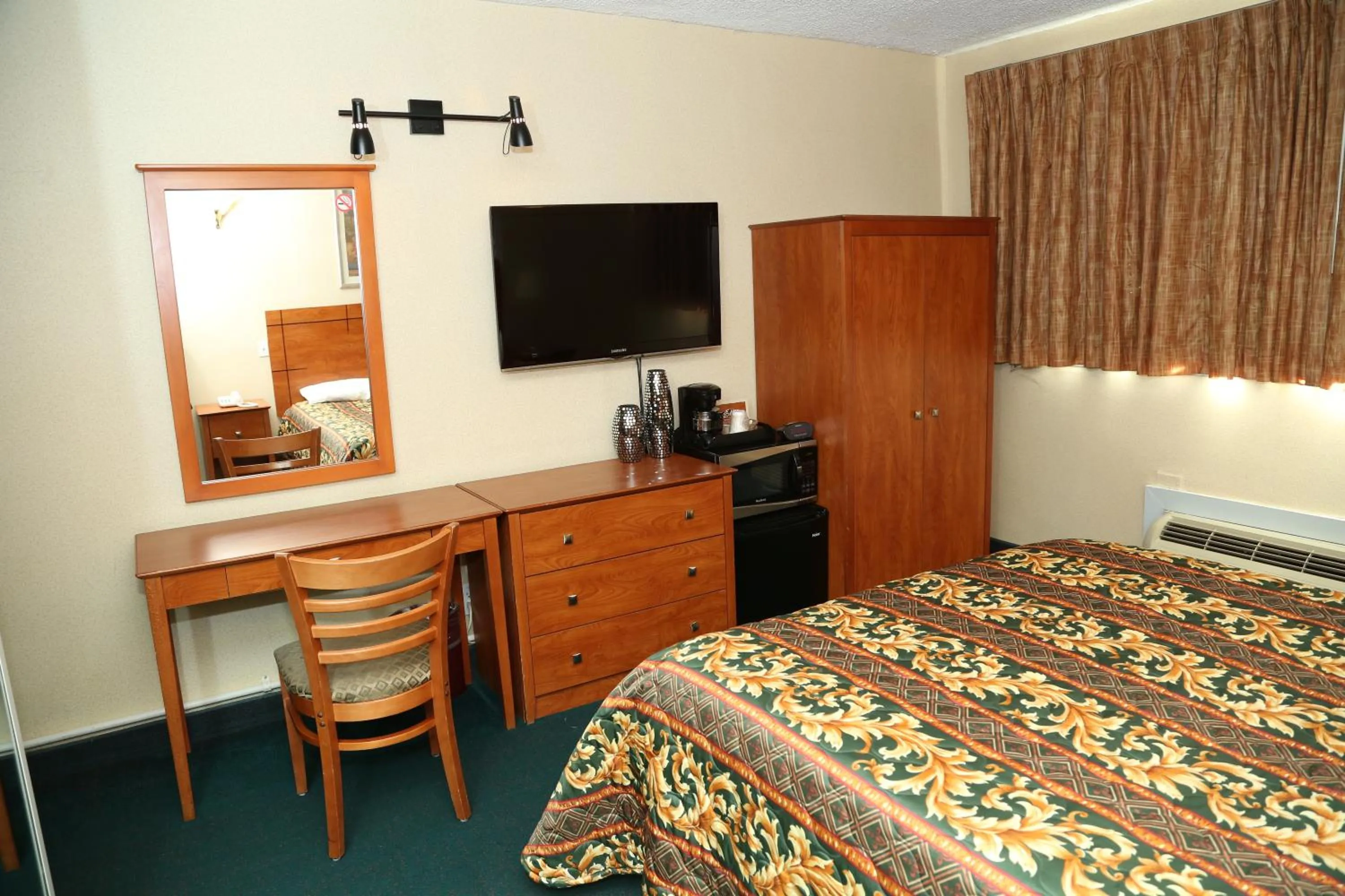 Bed, TV/Entertainment Center in JFK Inn