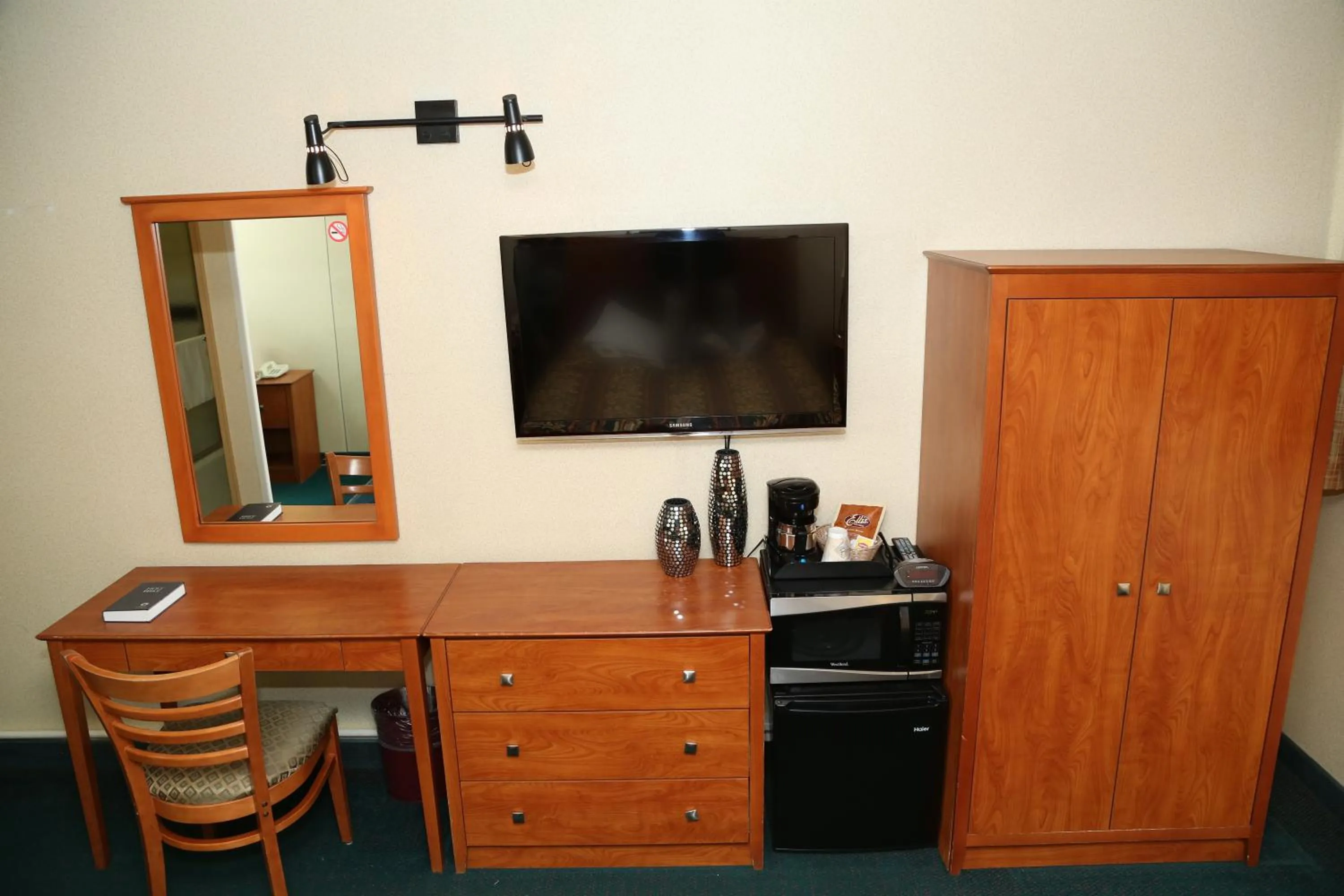 TV and multimedia, TV/Entertainment Center in JFK Inn