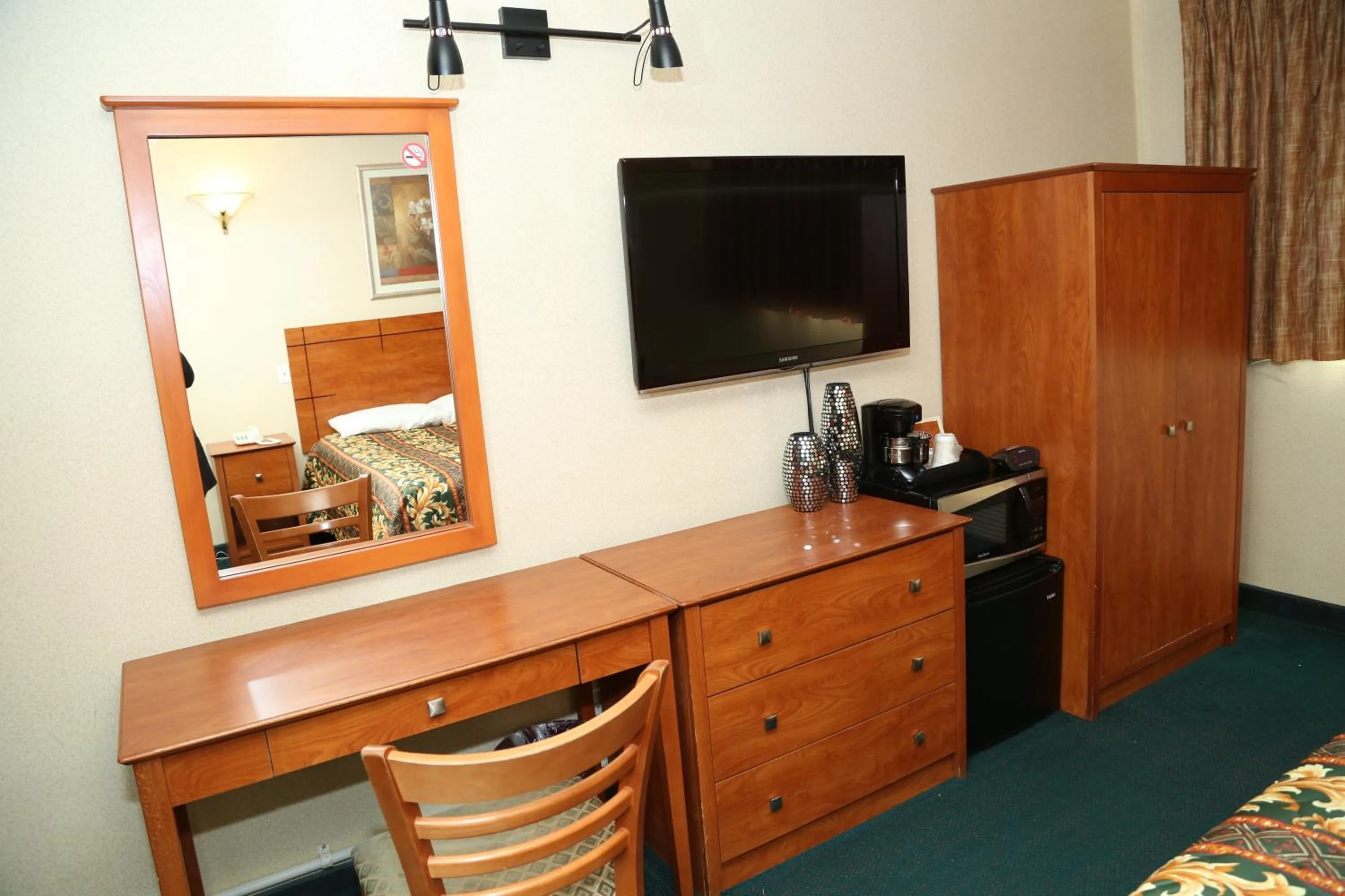 TV and multimedia, TV/Entertainment Center in JFK Inn