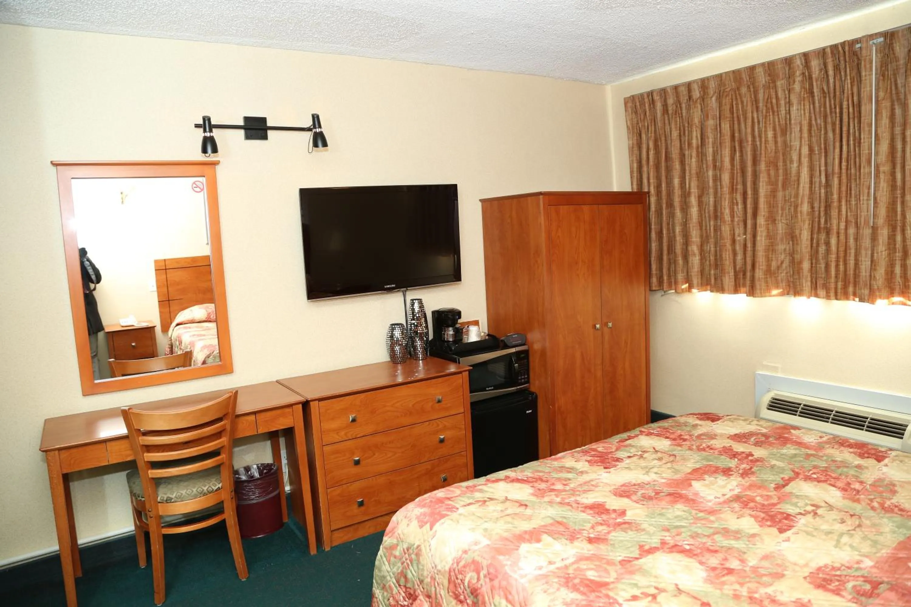 Bed, TV/Entertainment Center in JFK Inn