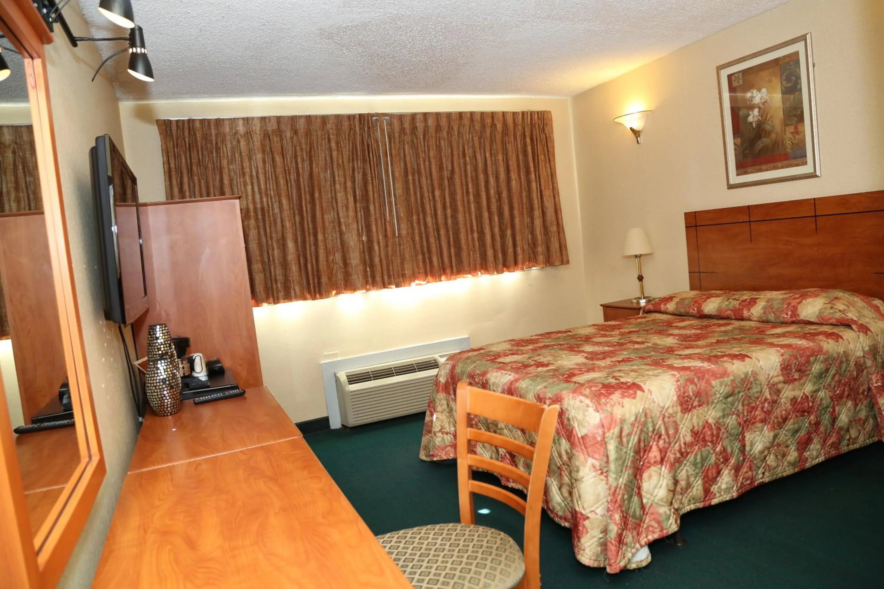 Photo of the whole room in JFK Inn