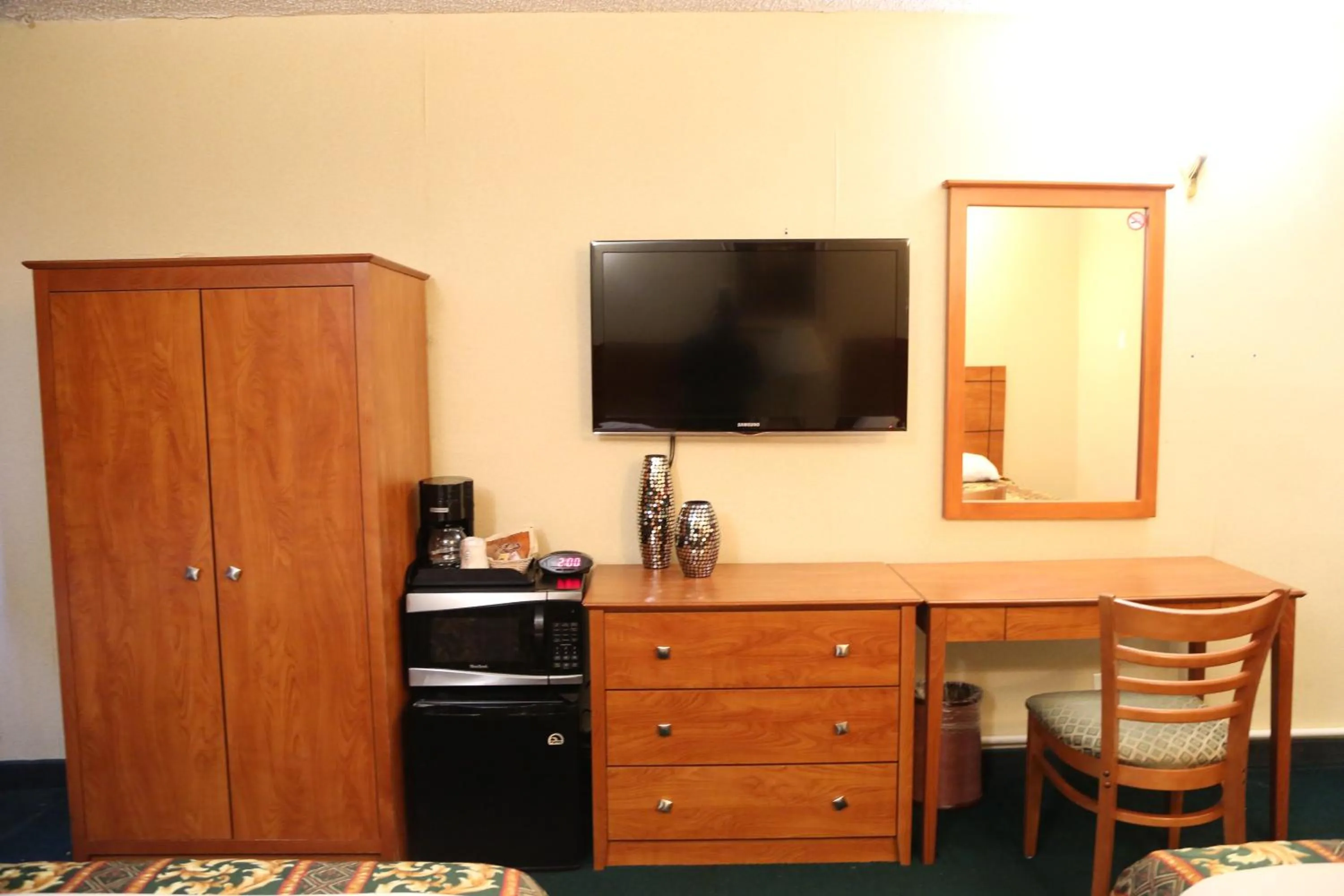 TV and multimedia, TV/Entertainment Center in JFK Inn