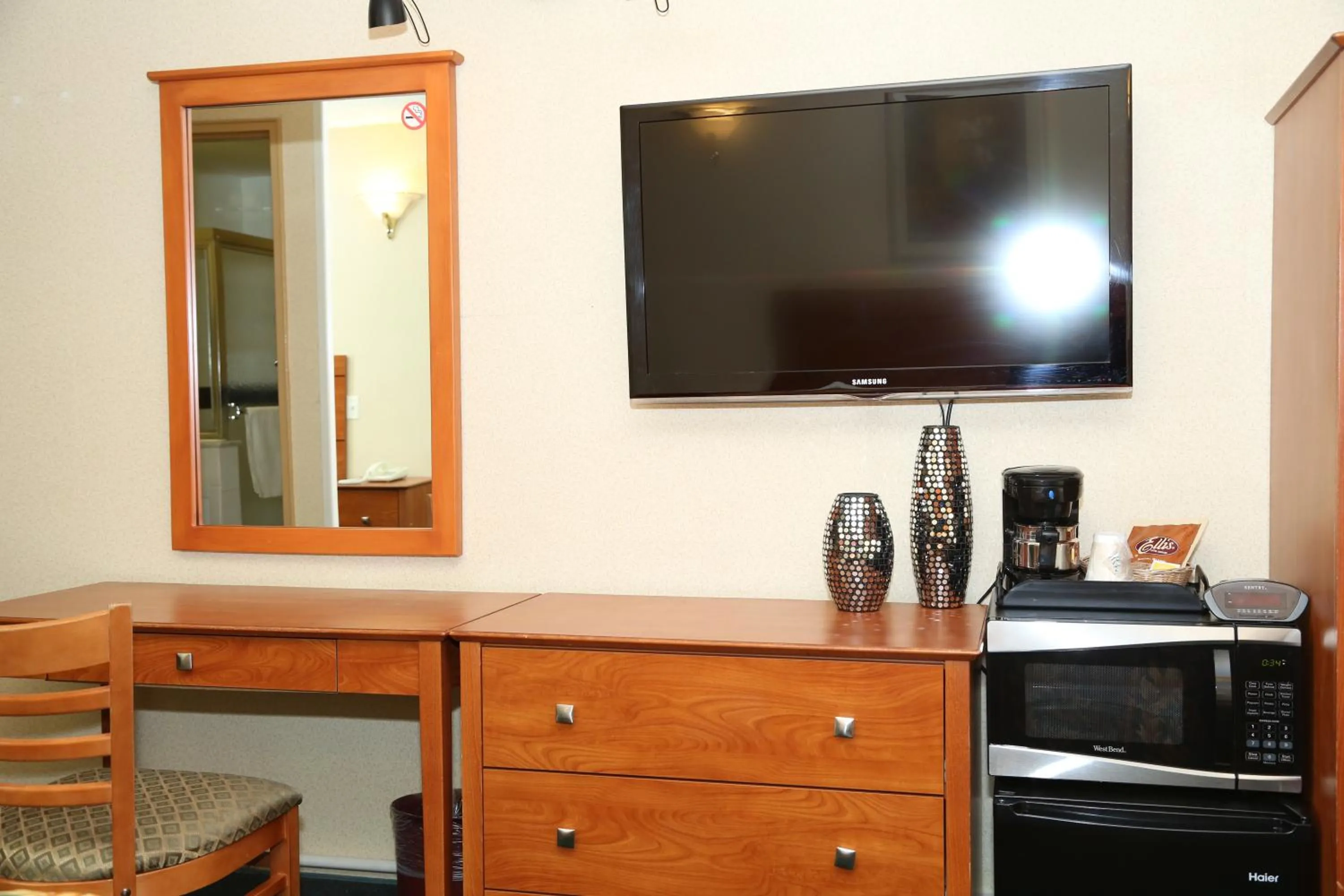 TV and multimedia, TV/Entertainment Center in JFK Inn