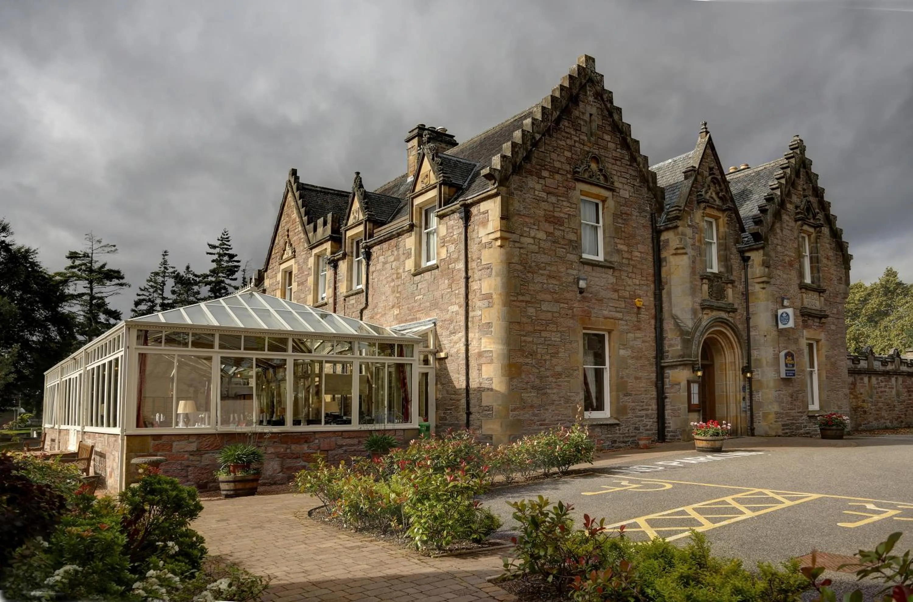 Facade/entrance in Inverness Lochardil House, by Highland Coast Hotels