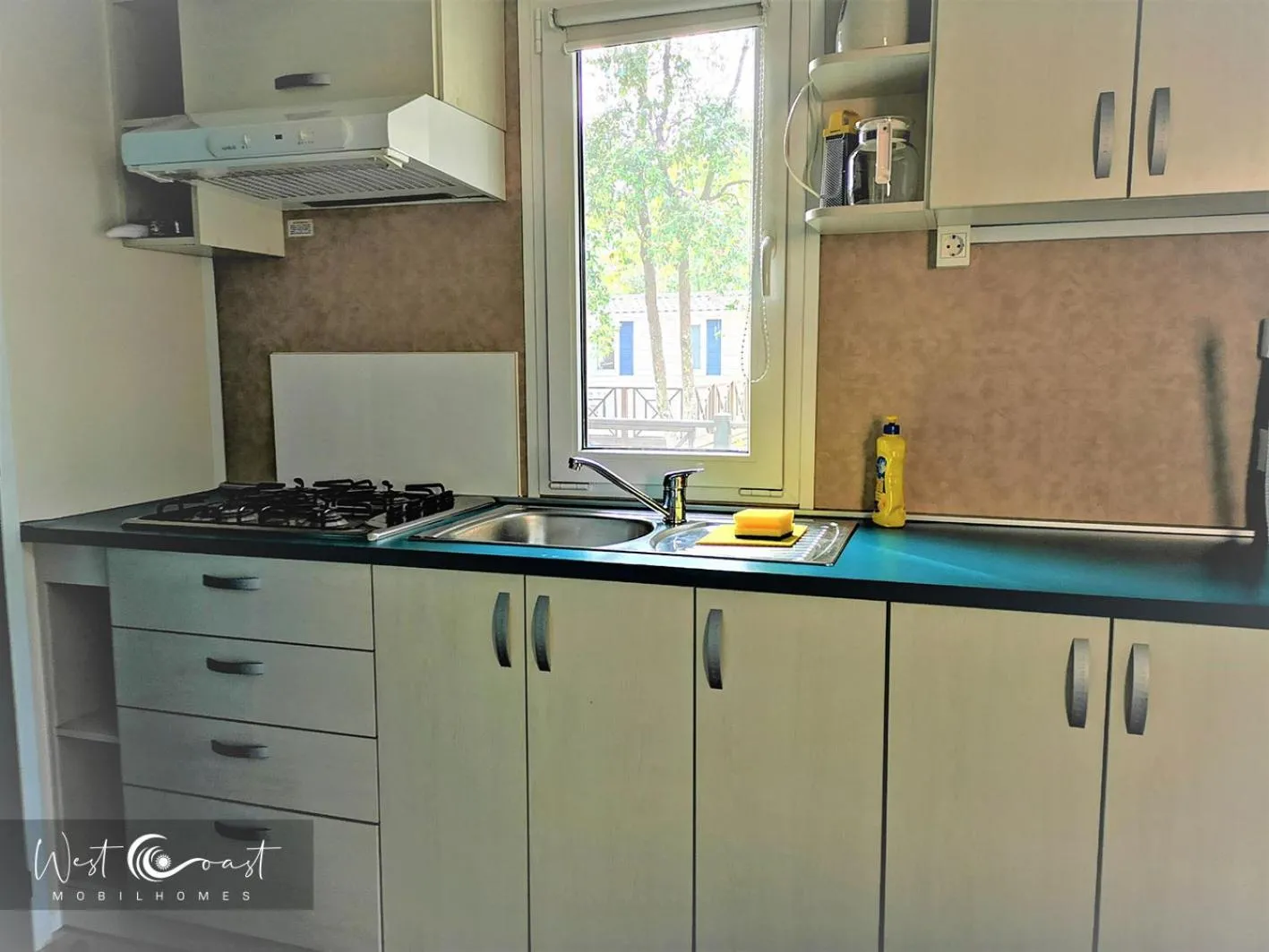 Kitchen or kitchenette in West Coast Mobilhome with XXL Terrace