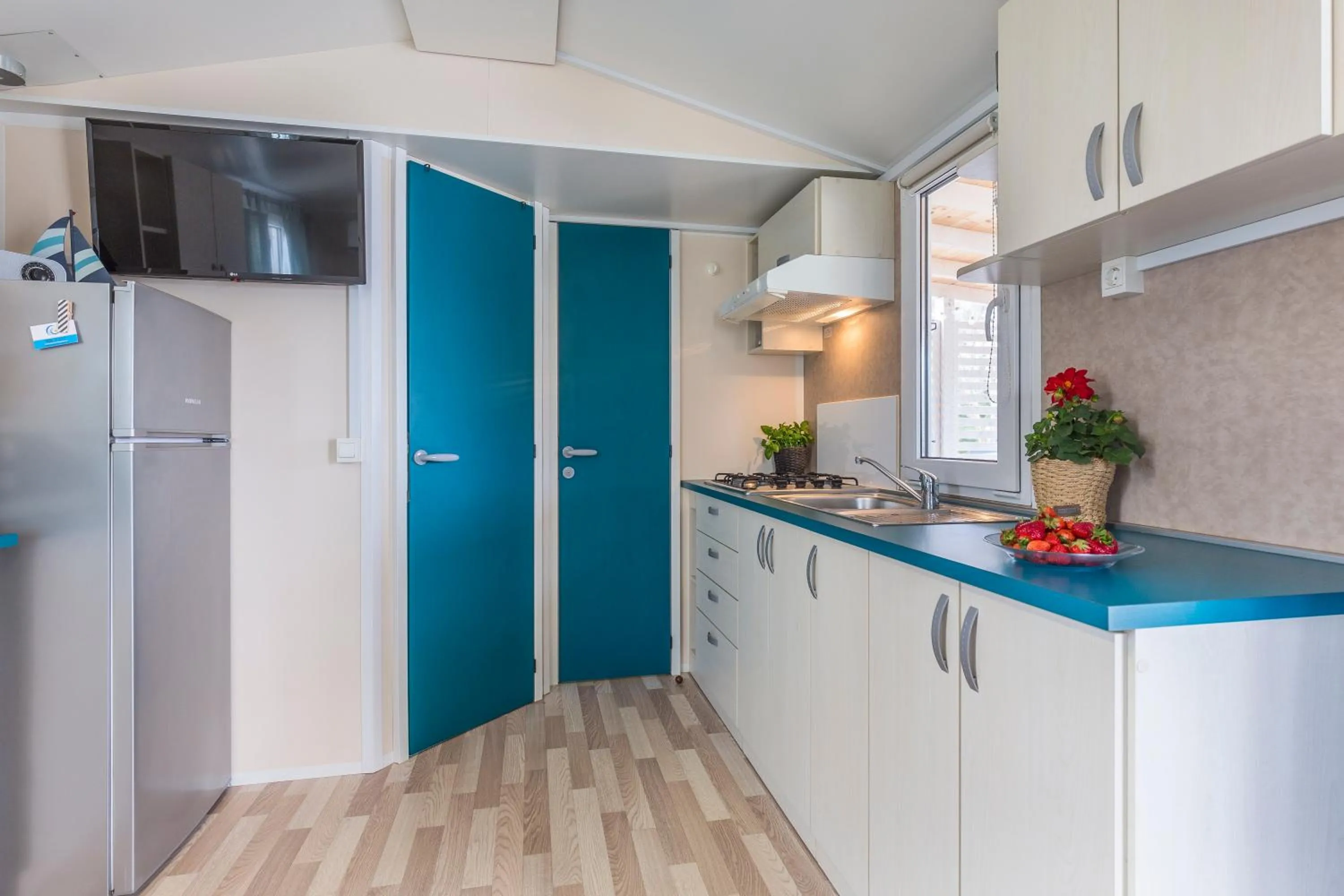Kitchen or kitchenette in West Coast Mobilhome with XXL Terrace